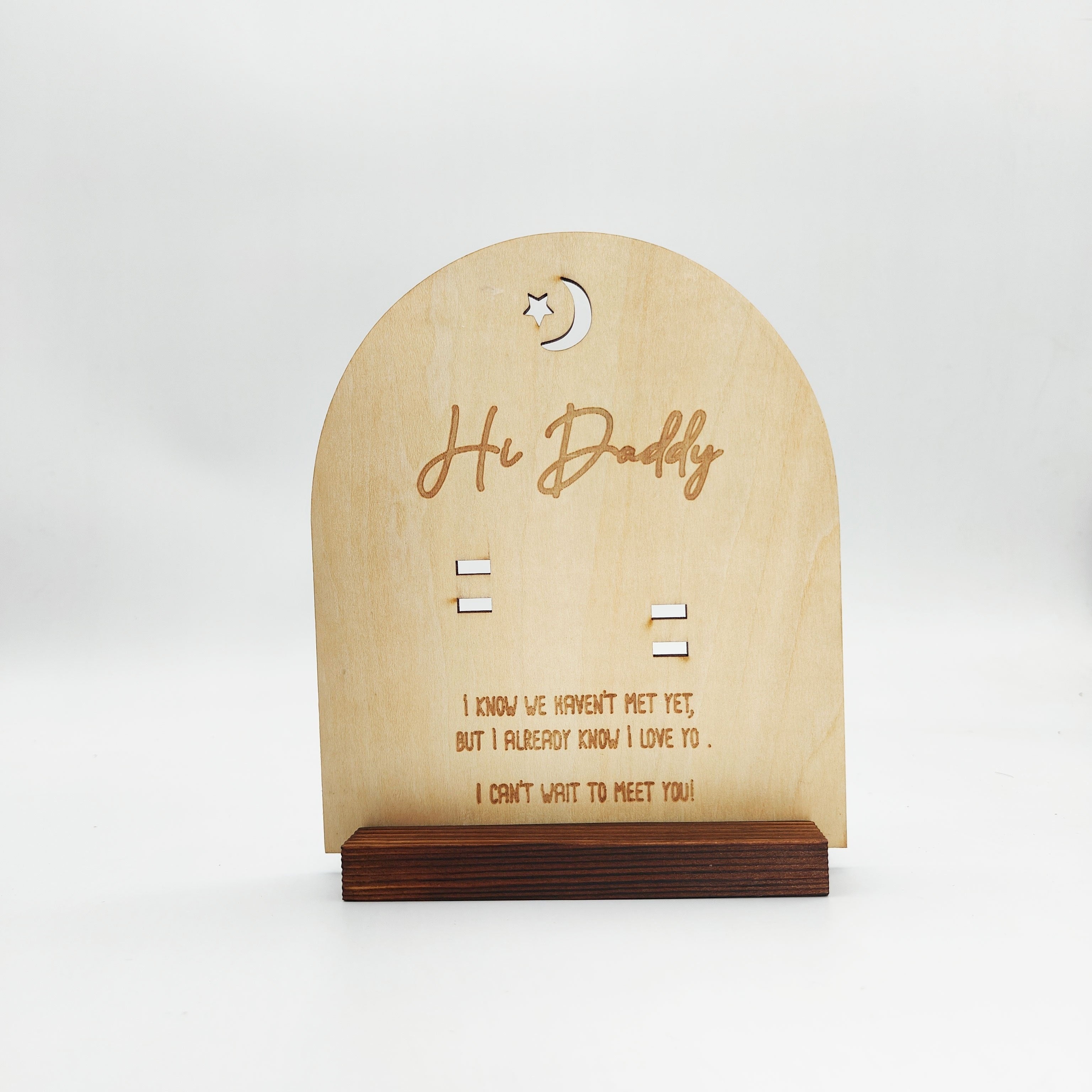 Деревянный знак объявления о беременности для папы от MAYAPHILOS: гравированная памятная вещь с отсеком для теста, идеальный подарок для раскрытия новорожденного для ожидающих отцов. Совместим с детьми от 0 до 3 лет. Включает 1 штуку.