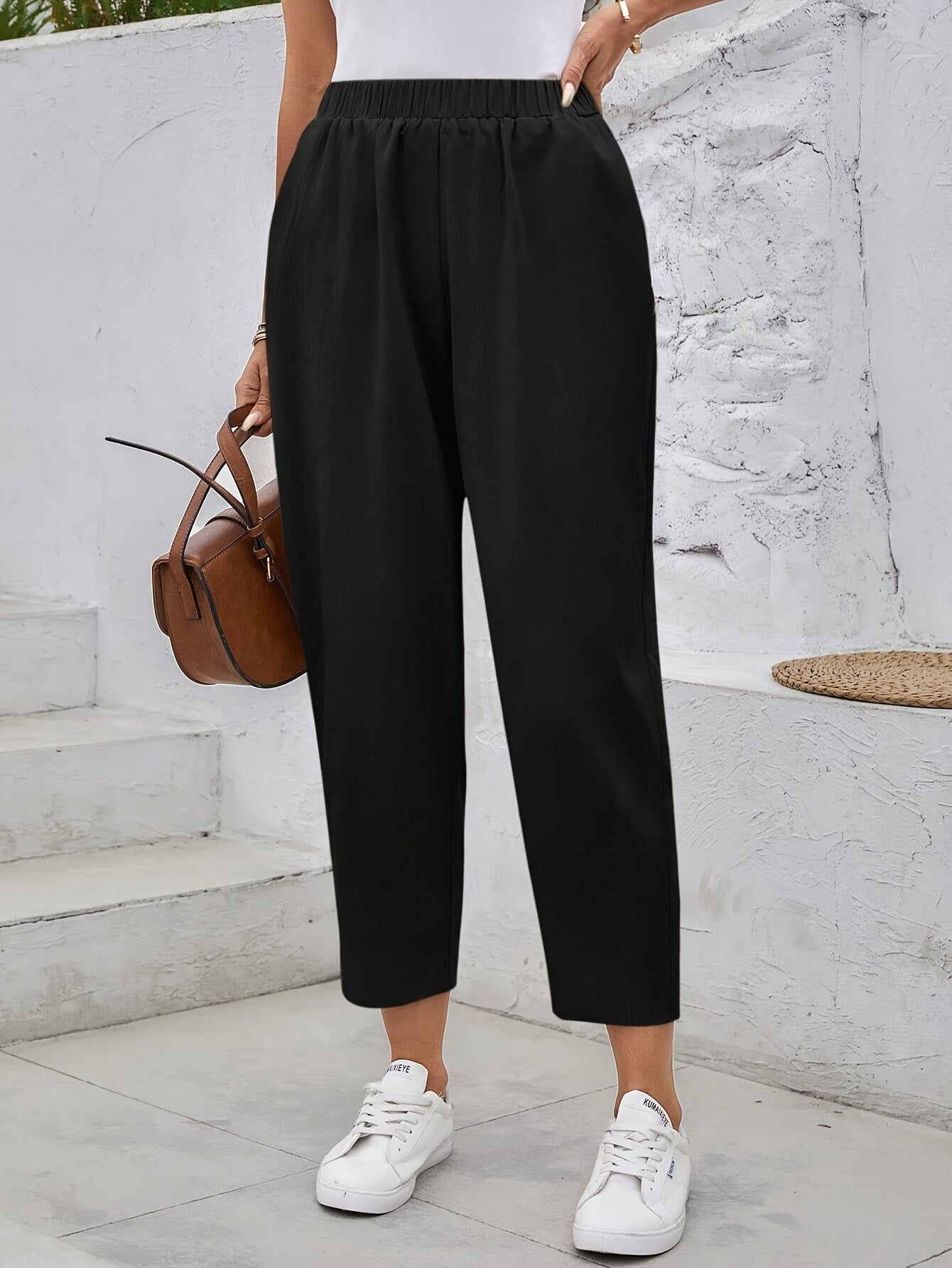 Ayollar uchun maroon rangli toraytirilgan shimlar, yuqori bel bilan, ikki cho'ntakli. Polyesterdan tayyorlangan, mashinada yuvish mumkin. Kuz modasi uchun ideal. Ayollar uchun bir rangli shimlar.