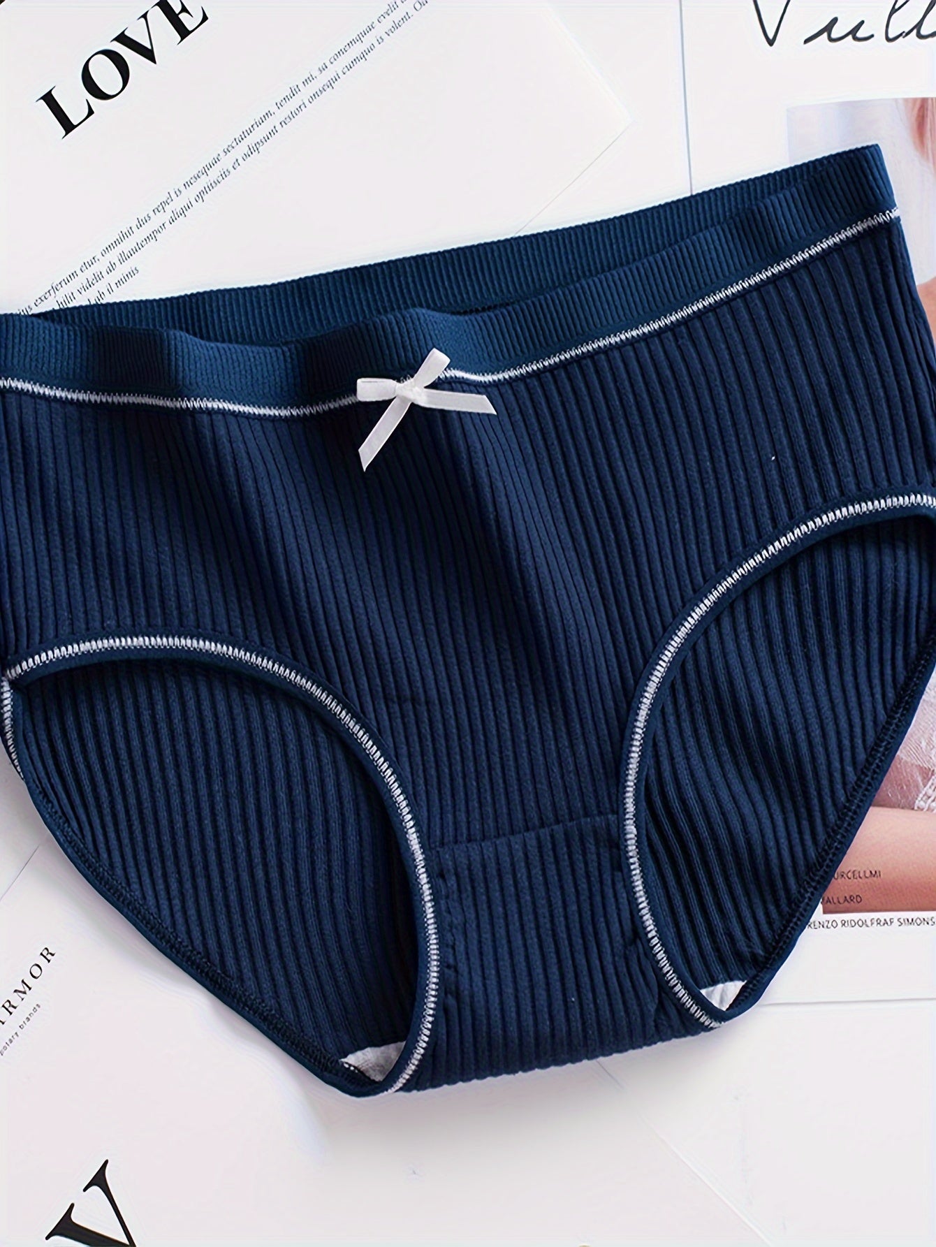 4 dona kamon bezakli, kontrast trimli, qulay va nafas oladigan elastik materialdan tayyorlangan tikuvsiz ichki kiyimlar. Ayollar uchun ichki kiyim va ichki kiyimlar uchun mukammal.