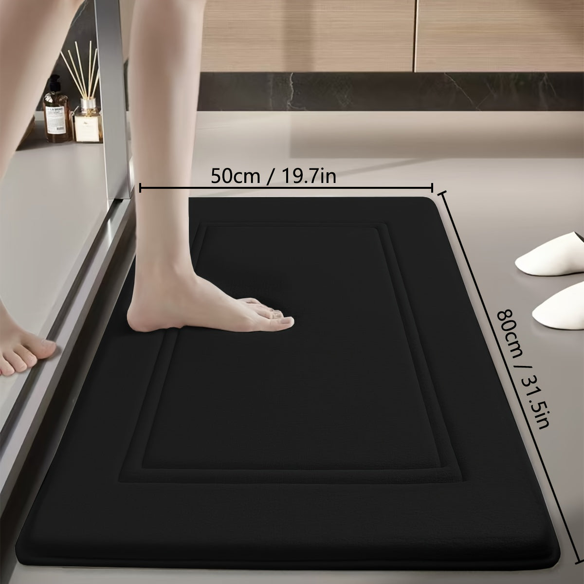 Bir dona UltraSoft Tez Quriydigan Hammom Gilami, Chiziqli naqsh bilan, juda singdiruvchi va sirpanmaydigan hammom gilami. Mashinada yuvish mumkin, past to'siq, yengil flanel mato bilan Polyester va PVC orqa qismi bilan to'rtburchak shaklida.