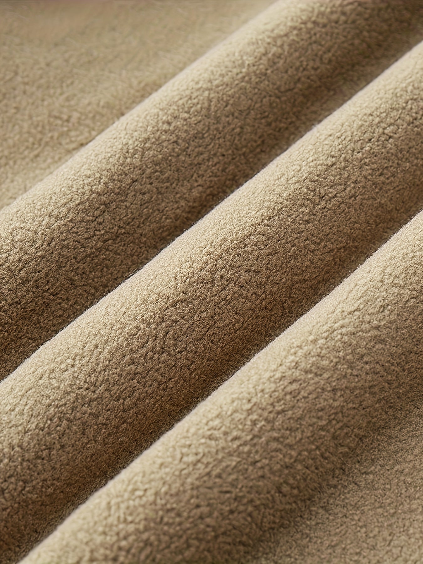 Erkaklar uchun qishki kurtka, ajratiladigan kaput va bir nechta cho'ntaklar bilan - Norasmiy va zamonaviy, junli tashqi kiyim