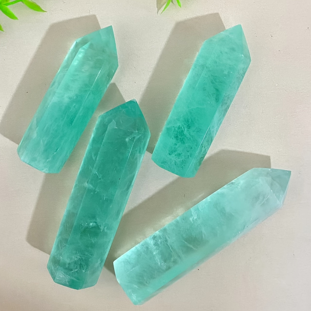 Torre obelisco de cristal de fluorita verde con detalles de rhinestones para decoración de hogar y oficina