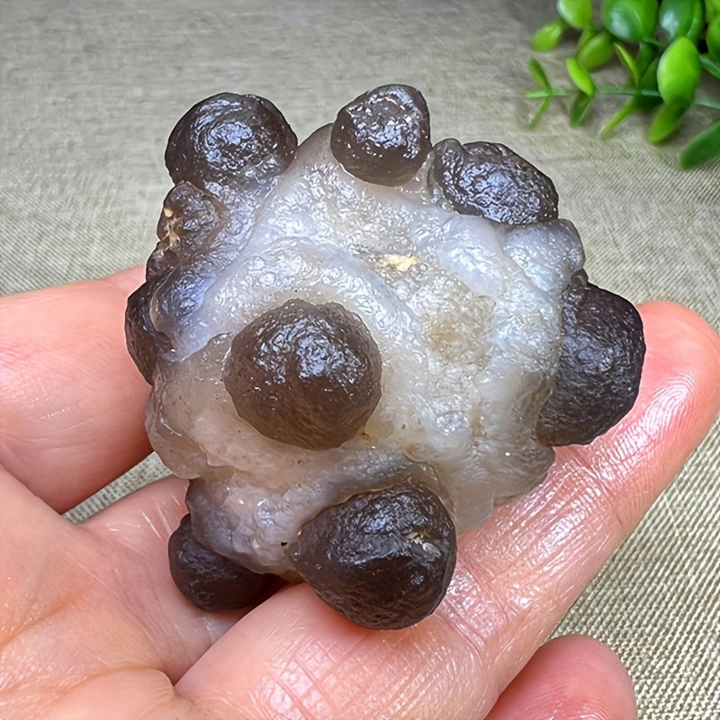 Натуральная пиктографическая агатовая геода с кварцевым кристаллом