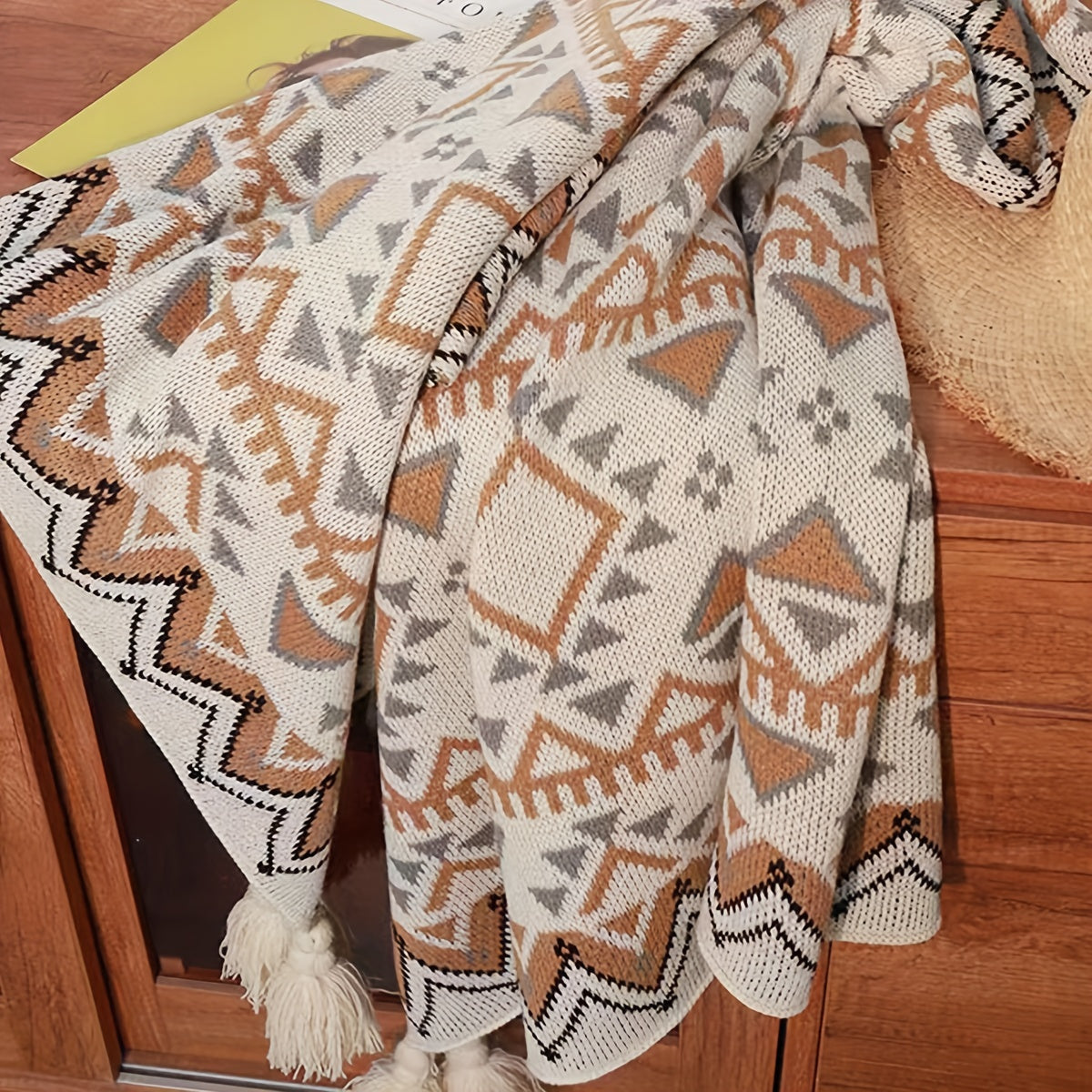 Богемский Navajo Sunlight Sofa Throw Blanket - Этот очаровательный плед с бахромой и полосатым дизайном в фэнтезийном стиле устойчив к пятнам и идеально подходит для всех сезонов. Изготовлен из прочного полиэстера с тканым узором, этот многофункциональный