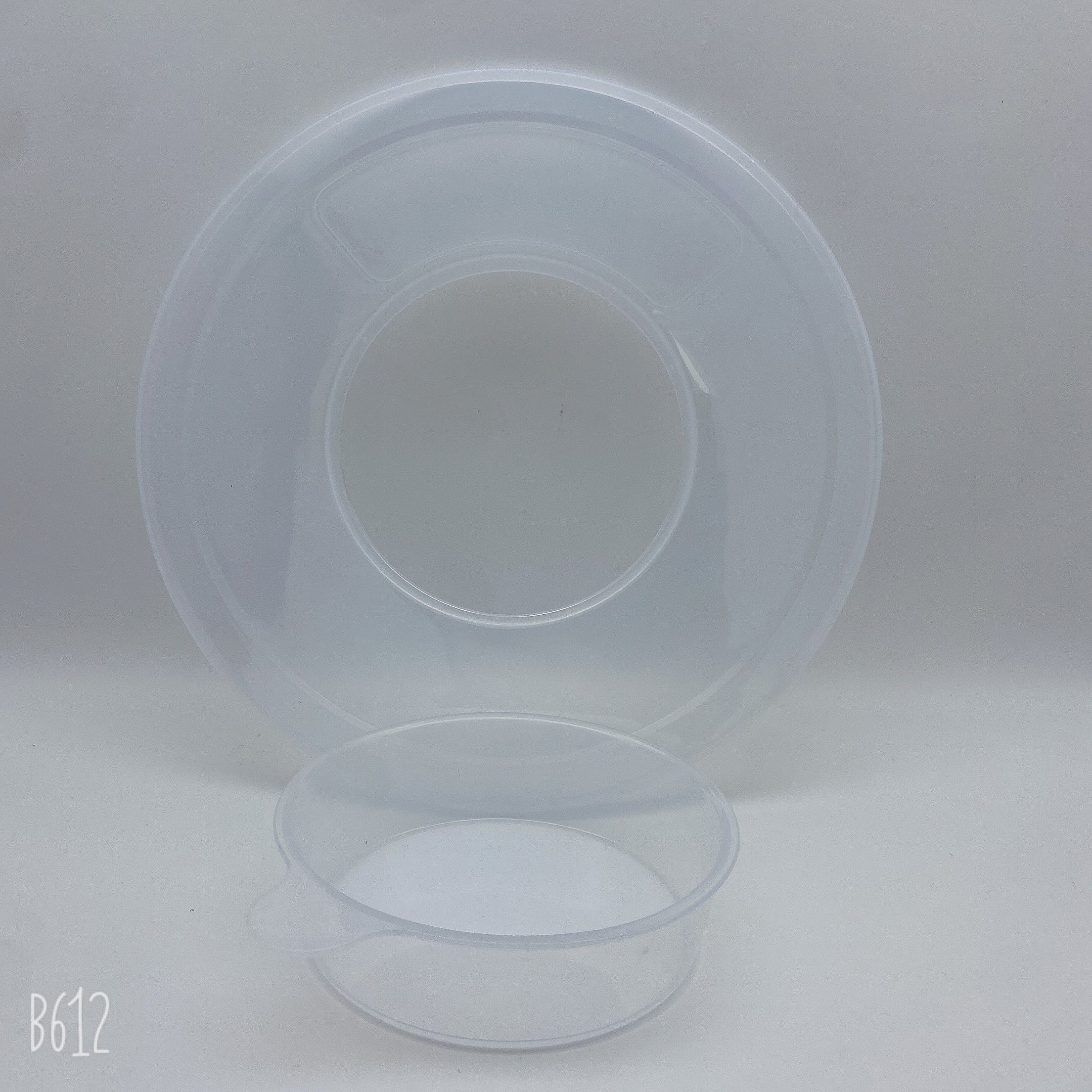 1 та бўлак учун шаффоф қопқоқ, 5.5-6 кварт аралаш қўлламалари бўлган ошхона миксерларига мос келади. Бу вертикал аралаш қўлламаси қопқоқи ингридиентларнинг чиқиб кетишини олдини олади ва машинада ювиш учун хавфсиз.