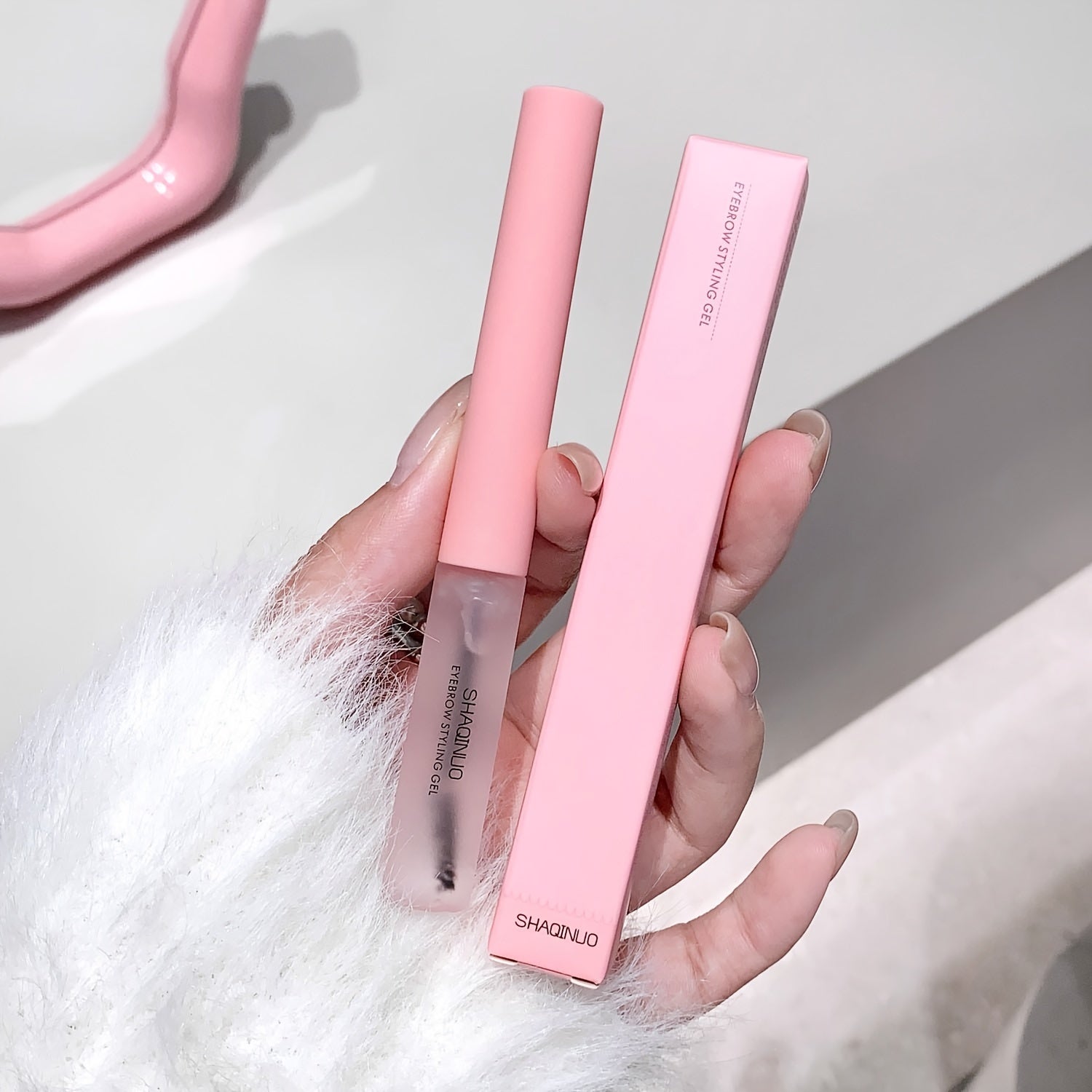 Har xil teri turlari uchun mo'ljallangan, uzoq muddatli, terga chidamli qosh gel, engil, yog'siz formulaga ega.