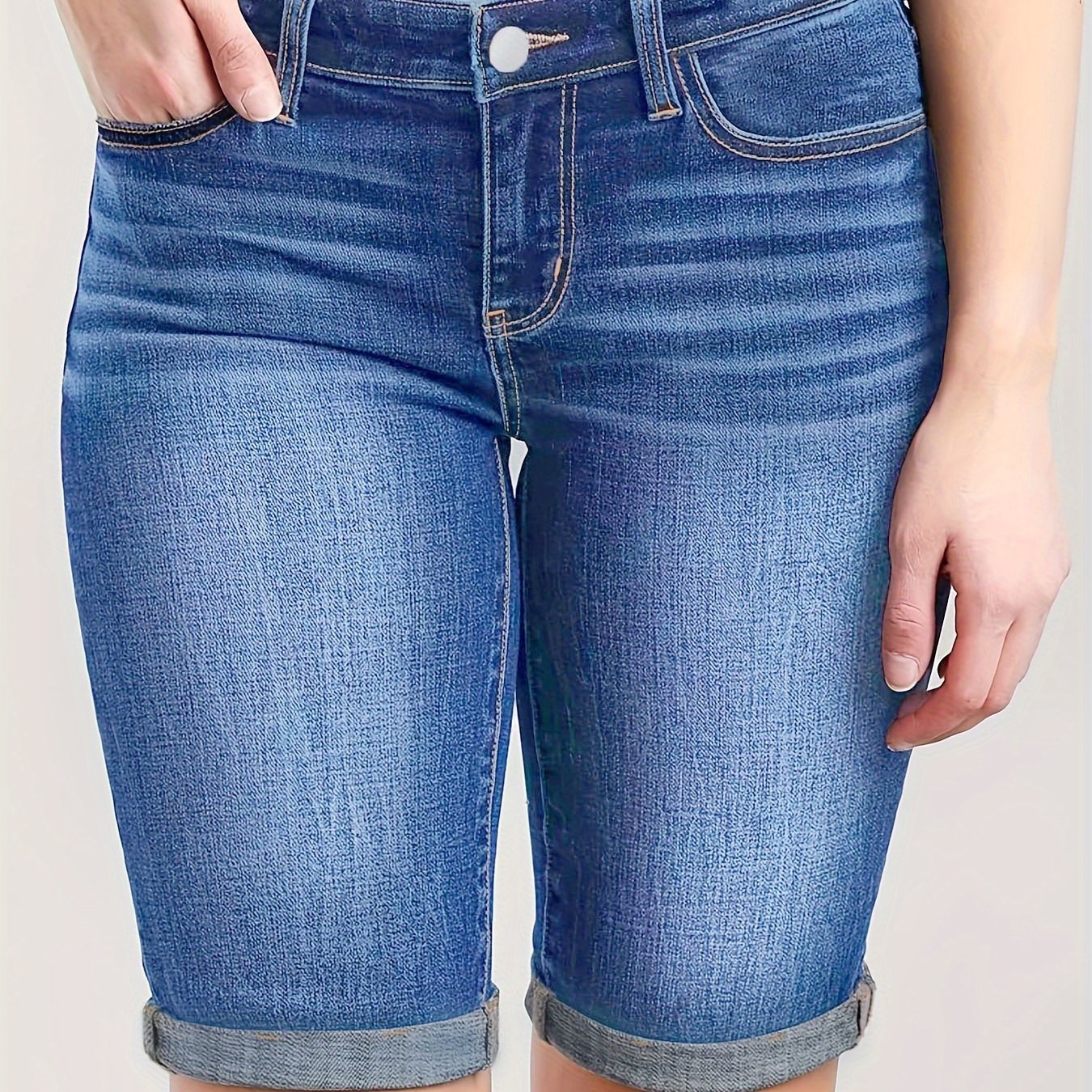 Ayollar uchun denim Bermuda shortlari, yuqori bo‘yin, yuvilgan ko‘k, bukilgan bo‘lakli qism