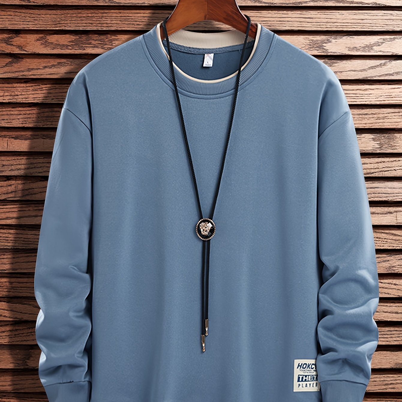 Erkaklar uchun soxta ikki qismli sviter, chiziqli naqsh, appliqué detali va yumshoq bo'yin. 100% polyester to'qima matodan tayyorlangan, biroz cho'ziluvchan va odatdagi kesim. Bahor va kuz uchun ideal.