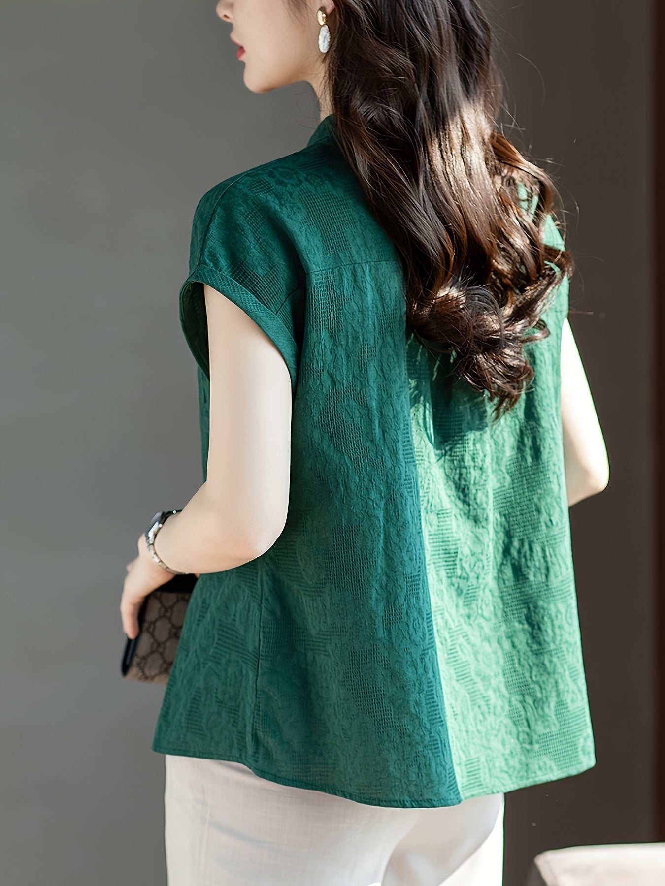 Ayollar uchun qisqa ko'ylakli ko'ylak bilan dizayn, zamonaviy tugma bilan yopiladigan top