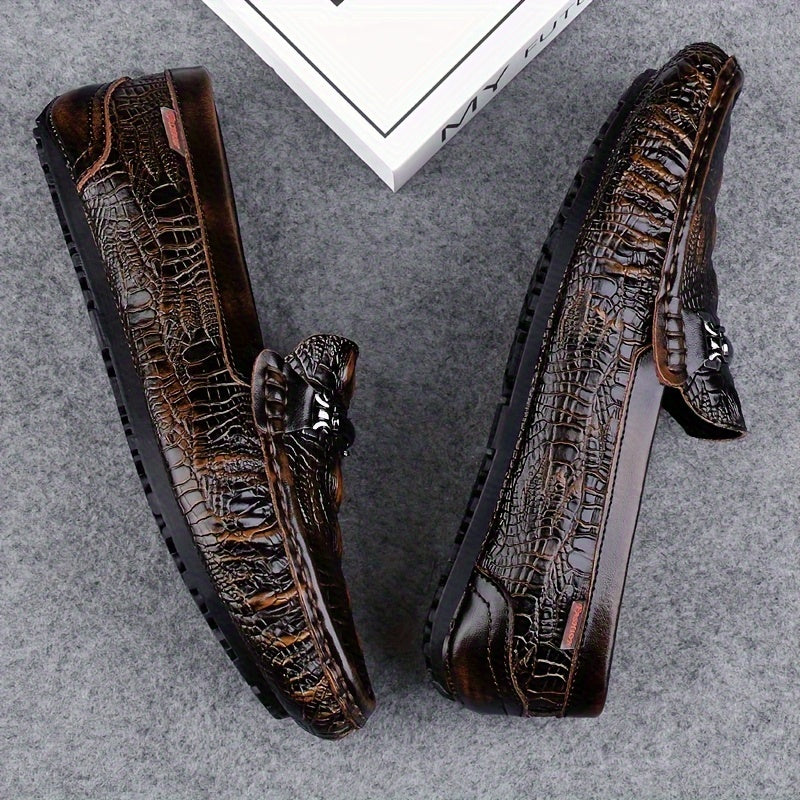 Erkaklar uchun yengil slip-on loferlar, bo'lakli sigir terisidan tayyorlangan, bir rangda. Qulay, sirpanmaydigan kauchuk taglikka ega, tasodifiy yoki rasmiy kiyim uchun mos.