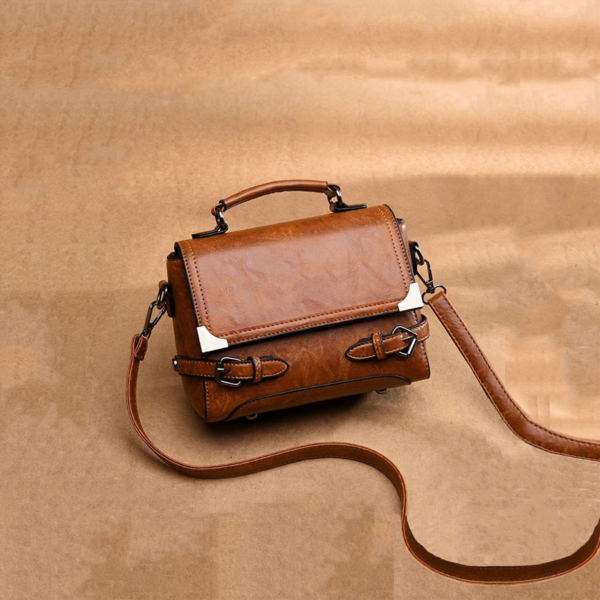 Eski uslubdagi sumka, ko'krakda joylashgan harf belgisiga ega, ayollar uchun zamonaviy xoch sumkasi.