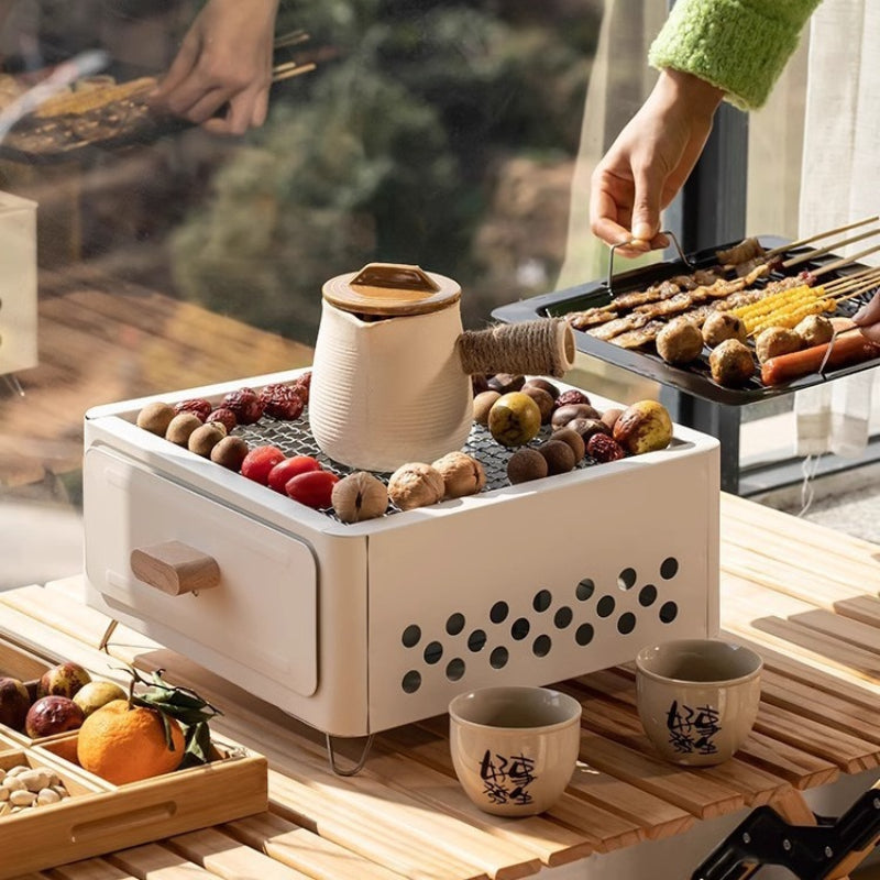 Portativ kvadrat ko'mir grill va choy qovurish uchun ventilyatsiya teshiklari va ergonomik tutqichlar bilan sayohat, hovli va pikniklar uchun. Qattiq dizayni bilan grill qilish va choy damlash uchun mo'ljallangan, qulay