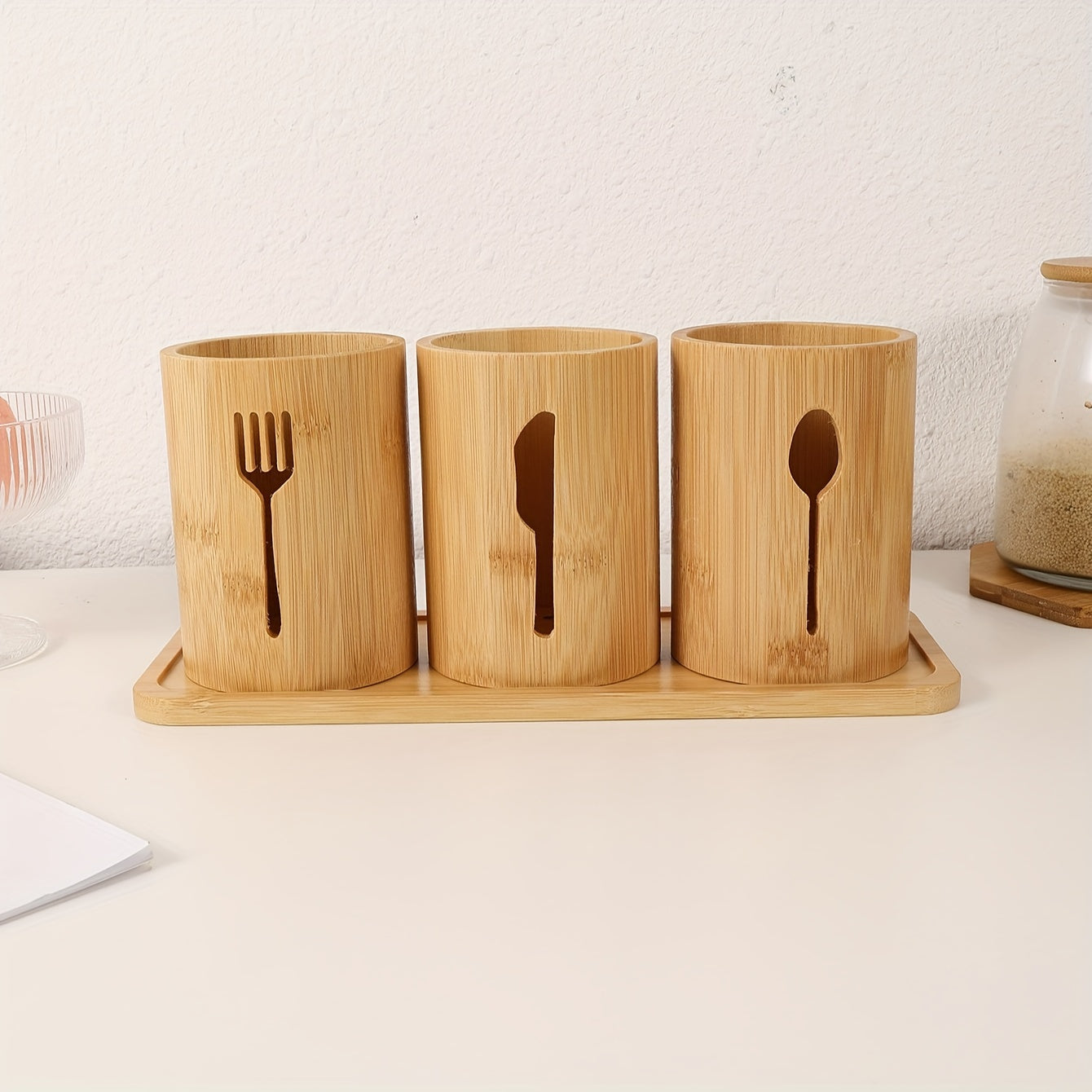 Yagona Tableware Storage Bucket yoki to'rtlik to'plamni tanlang, ularga pichoq, vilkalar va qoshiq uchun uchta Kitchen Utensil Storage Buckets kiradi, barchasi Bamboo Tray Base ustida joylashgan.