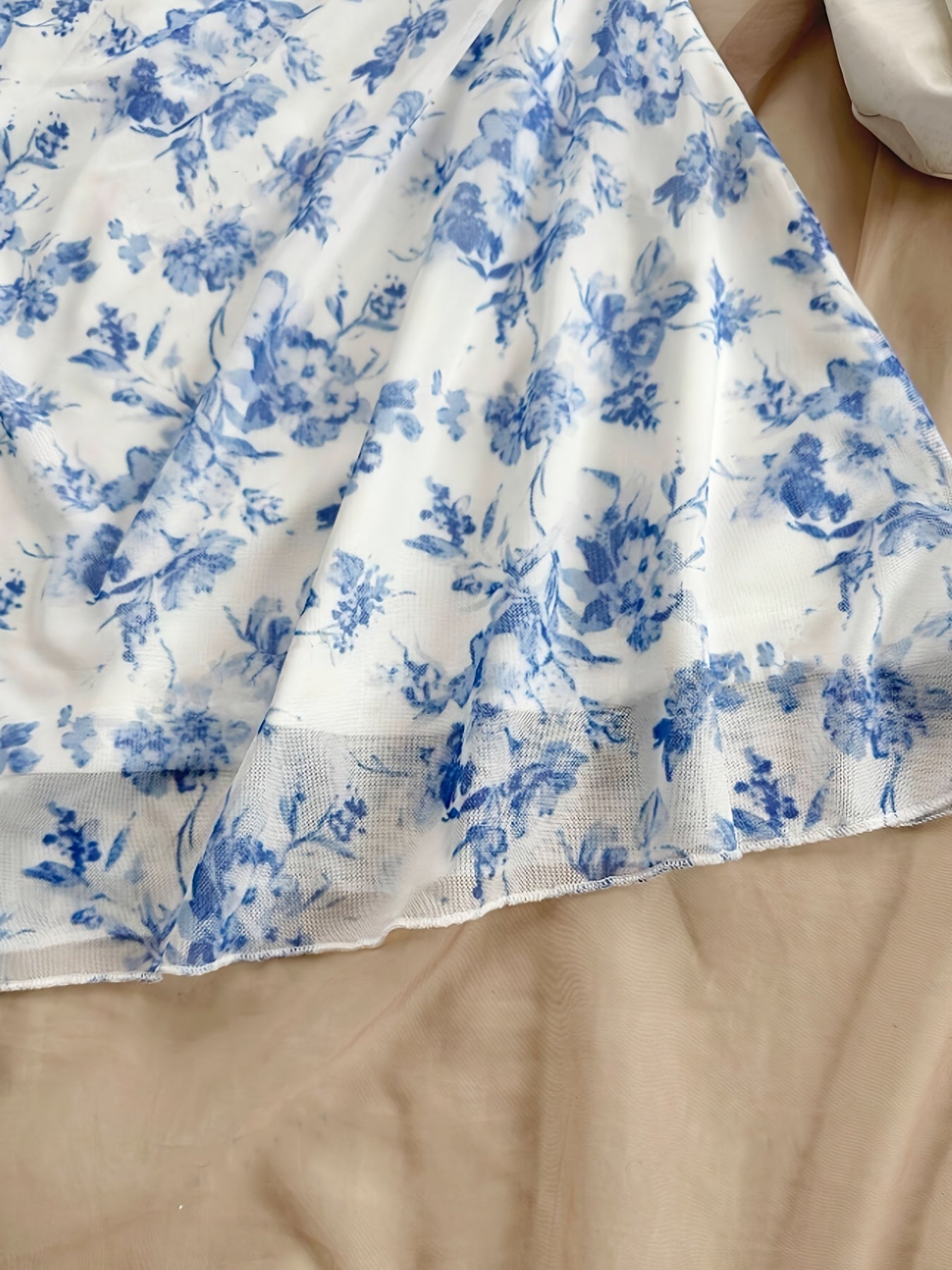 Ayollar uchun zamonaviy gullar bilan bezatilgan halter ko'ylagi, har qanday mavsum uchun mukammal.