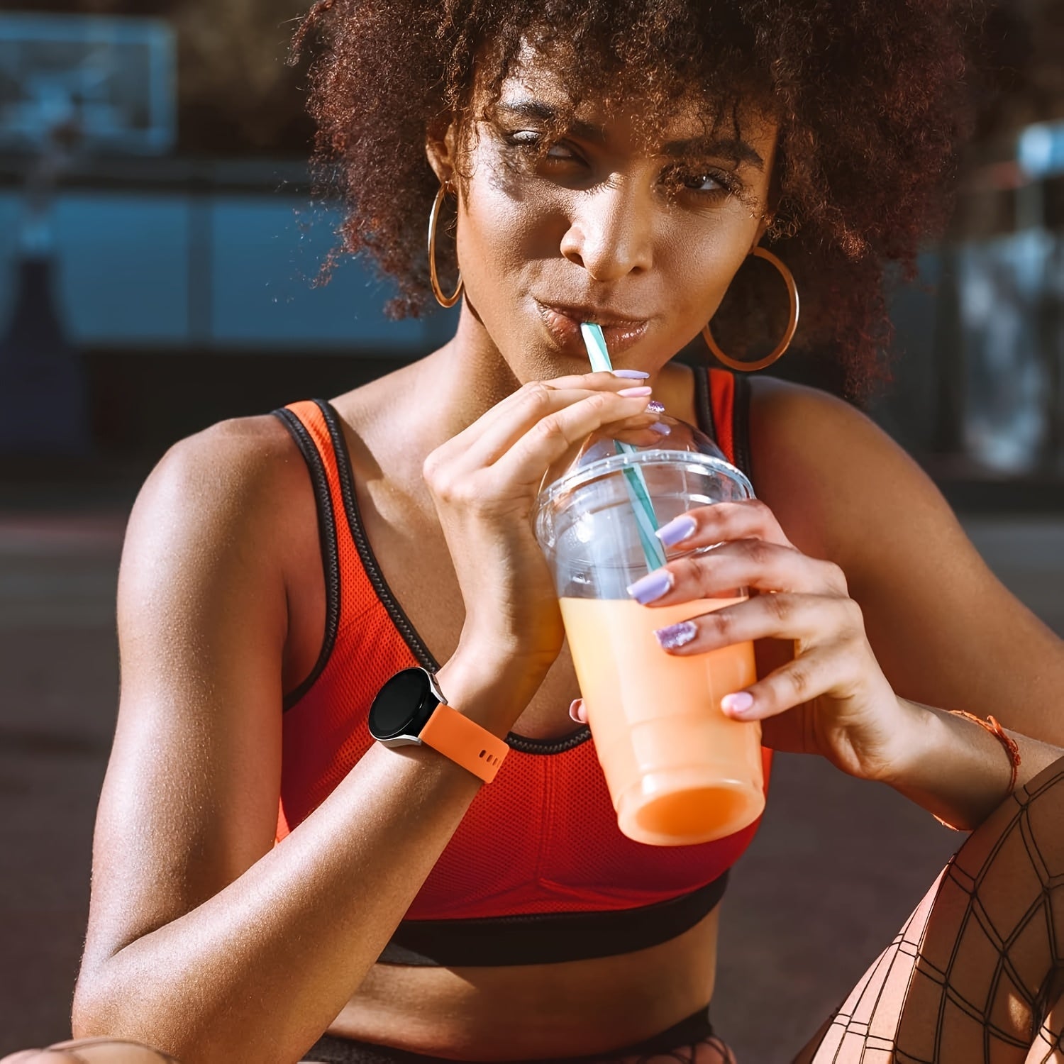 Klassik bir rangli silikon soat to'plami, turli Samsung Galaxy Watch modellari, jumladan Active 2, Watch 5 Pro va Watch 6 Classic bilan mos keladigan qora kamar bilan. 20mm yumshoqni o'z ichiga oladi.