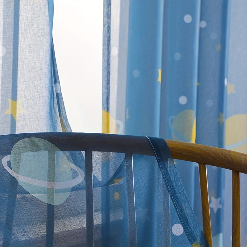 Yulduz va sayyora naqshli ko'k multfilm bolalar pardasi, o'g'il bolalar xonasi bezaklari uchun ideal. Oyna uchun grommet yuqori dizayni orzuli tuyg'u qo'shadi.
