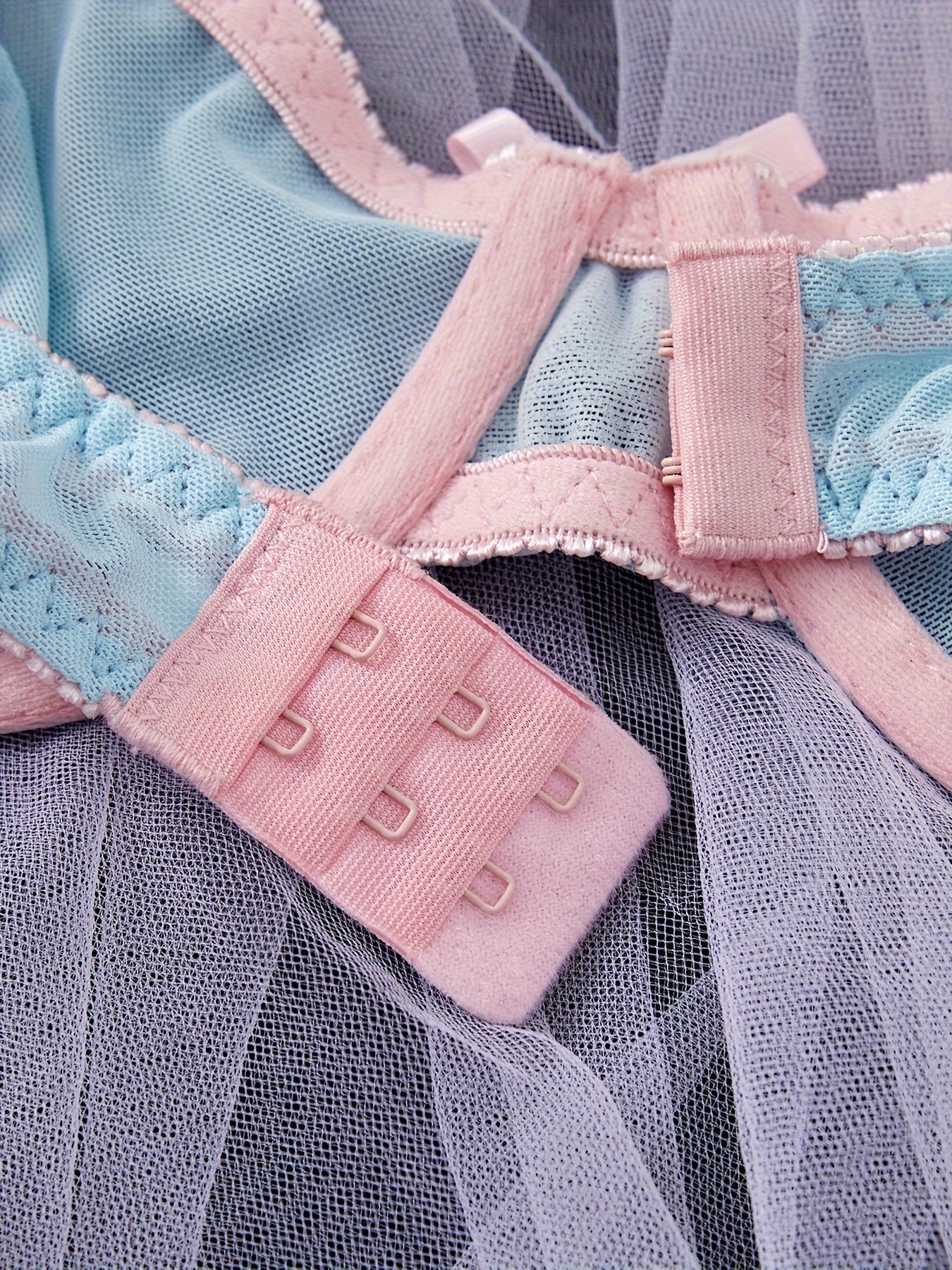 Yengil yelka tasmalari bilan ichki kiyim to'plami, brassiyer va ichki kiyimni o'z ichiga oladi, ayollarning sexy kiyimlari uchun.