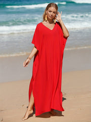 Vestido de playa boho blanco con escote en V, mangas batwing y abertura lateral