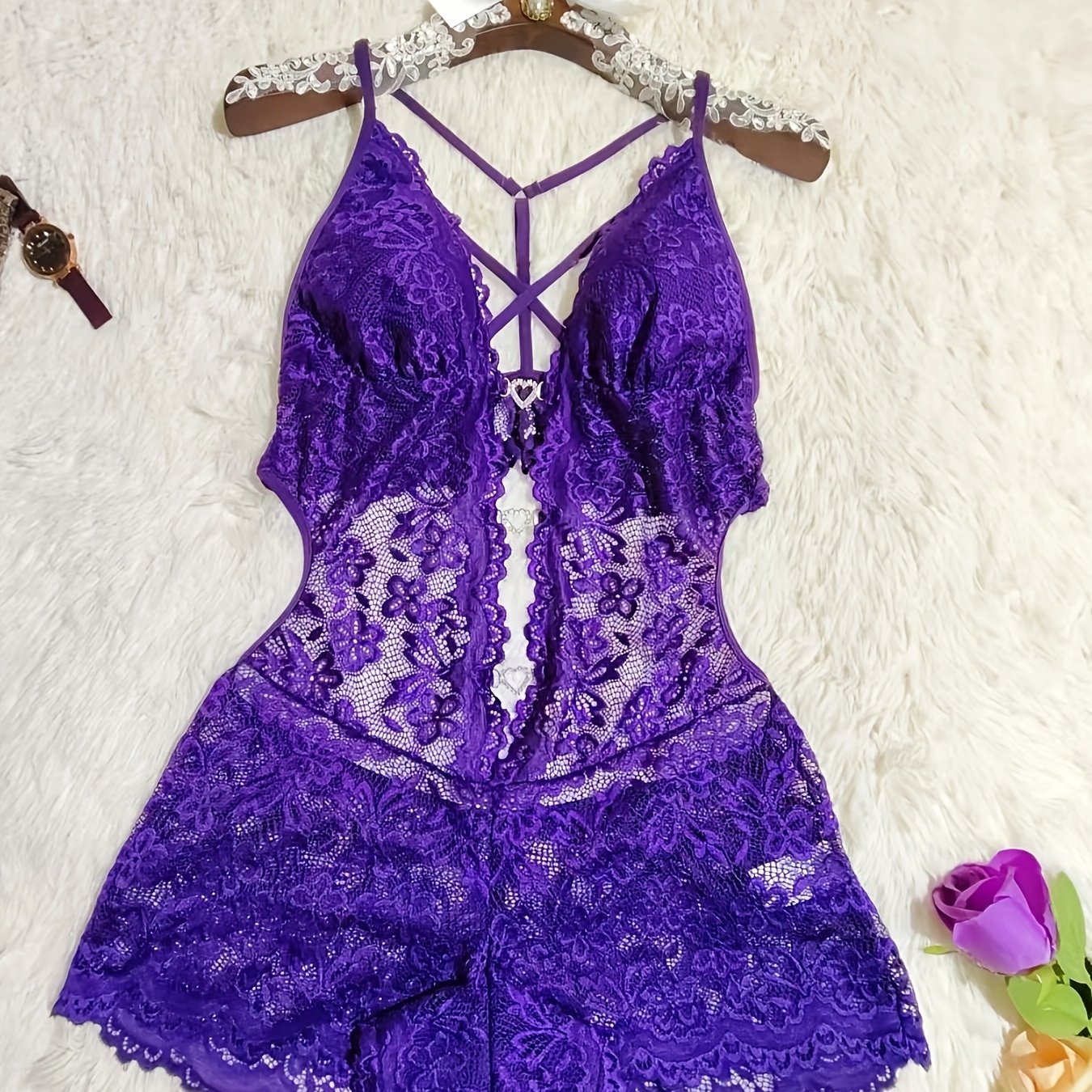 Jozibali dantel bodysuit, kesish tasmasi dizayni va yurak olmosi tafsiloti bilan, 95% polyester va 5% elastan to'qima matodan tayyorlangan. Yostiqsiz, ayollar uchun zamonaviy bir parcha ichki kiyim.