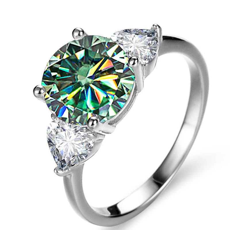 Zamonaviy va hashamatli, ushbu 925 sterling kumush to'y uzugi to'rt tishli dizaynga ega bo'lib, rang-barang moissanite inlaylari bilan bezatilgan. To'ylar va bayramlar uchun mukammal, ushbu modali aksessuar sevimli insoningiz uchun ajoyib sovg'a bo'ladi.