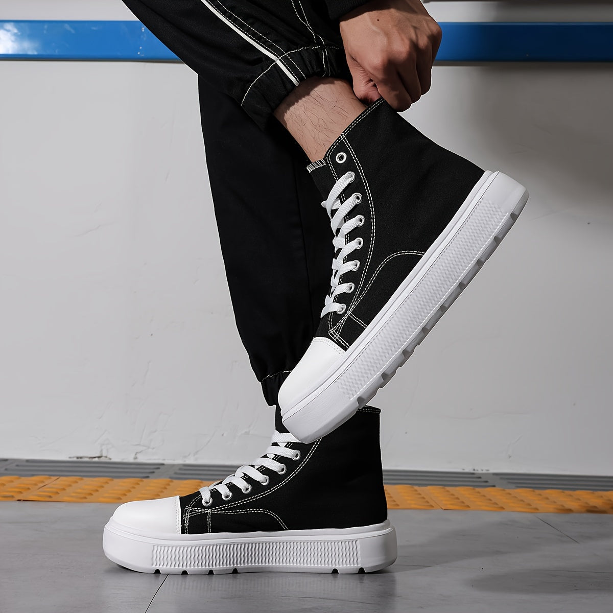 Erkaklar uchun tasodifiy bog'ichli ochiq havoda kiyiladigan poyabzal, nafas oladigan mato ustki qismi va kundalik qulaylik uchun engil EVA taglikka ega.