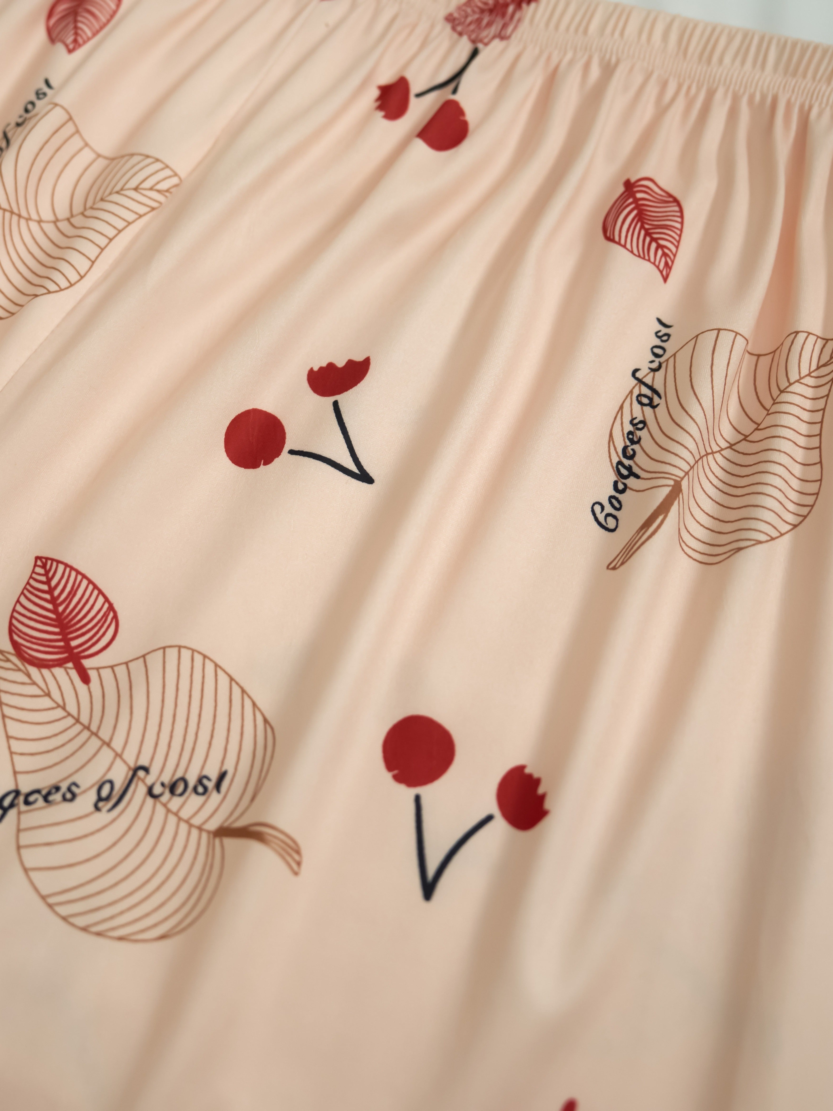 3 ta ayollar uchun plussiz o'lchamdagi gullar naqshidagi uyqu shortiklari, elastik bel va keng kesim bilan.