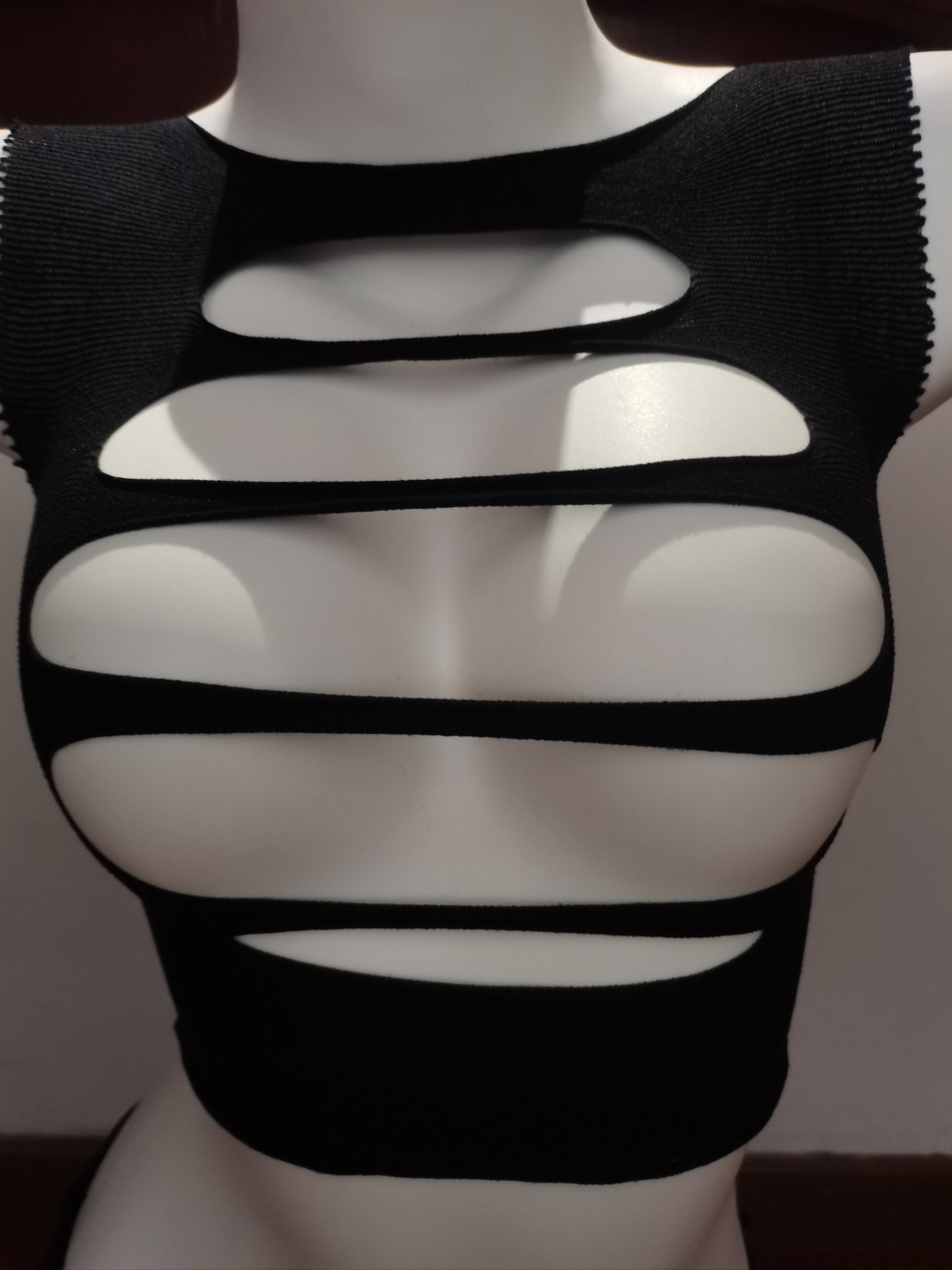 Ayollar uchun bir parcha sexy ichki kiyim to'plami, polyamid to'qima matosidan tayyorlangan, to'ldirilmagan, bir rangda va qorin qismisiz yuqori bo'yli paypoqlar bilan.