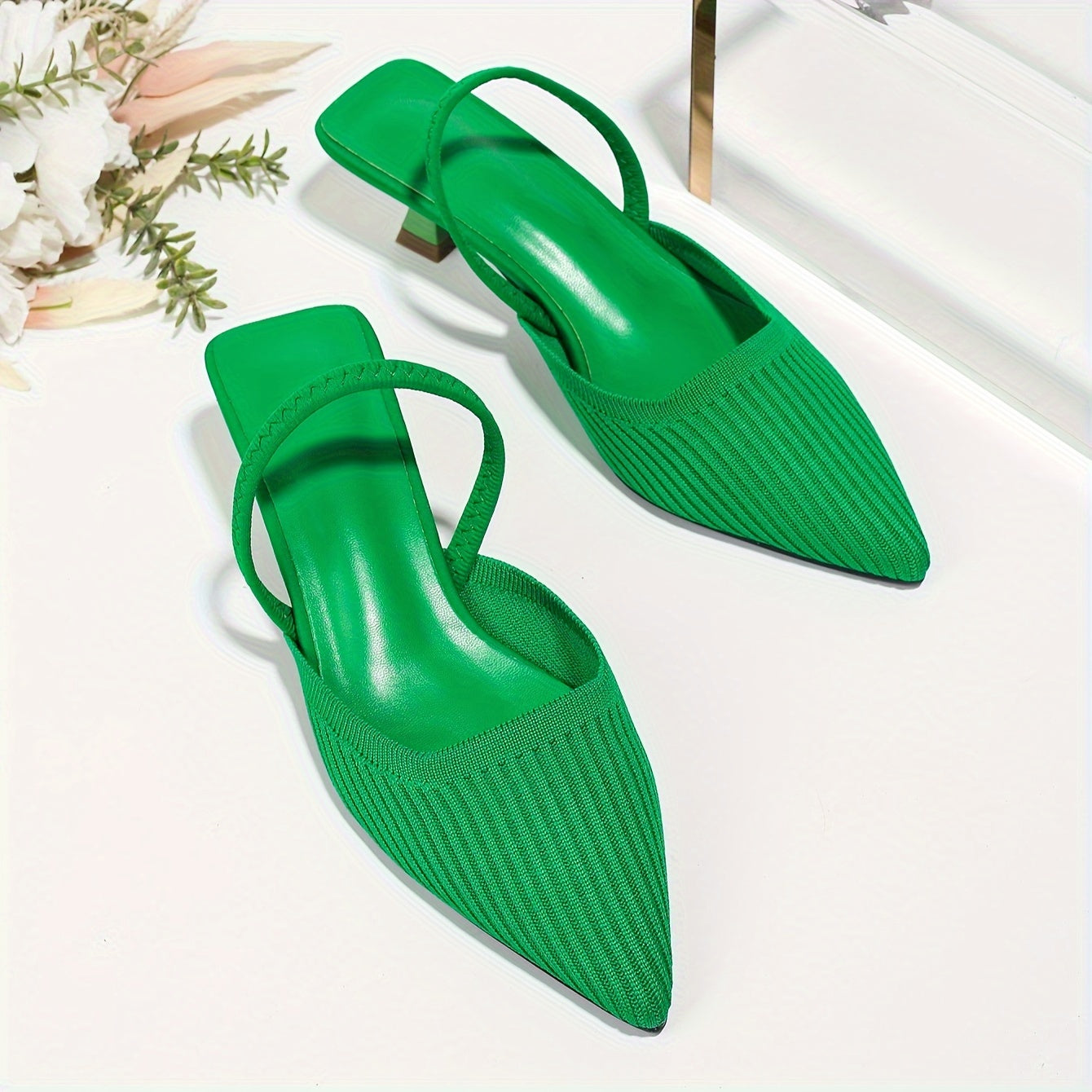 Ayollar uchun rangli trikotaj mules, kengaytirilgan to'pi va slingback uslubi bilan, qulaylik uchun zamonaviy nuqtali barmoq dizayni bilan.