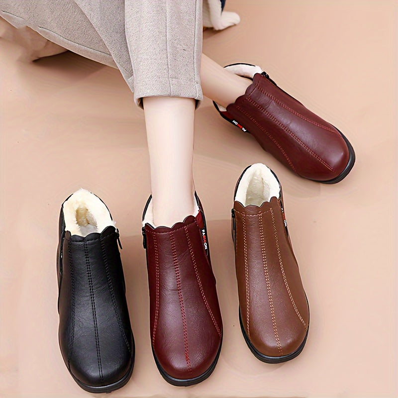 Ayollar uchun qishki fleece qoplamali botinkalar, sirpanishga qarshi tagliklar bilan, zamonaviy qor botinkasi dizaynida. Sun'iy materialdan tayyorlangan yuqori qismi, flanel ichki qismi va taglik, va kauchuk taglik. Katta o'lchamlarda mavjud.