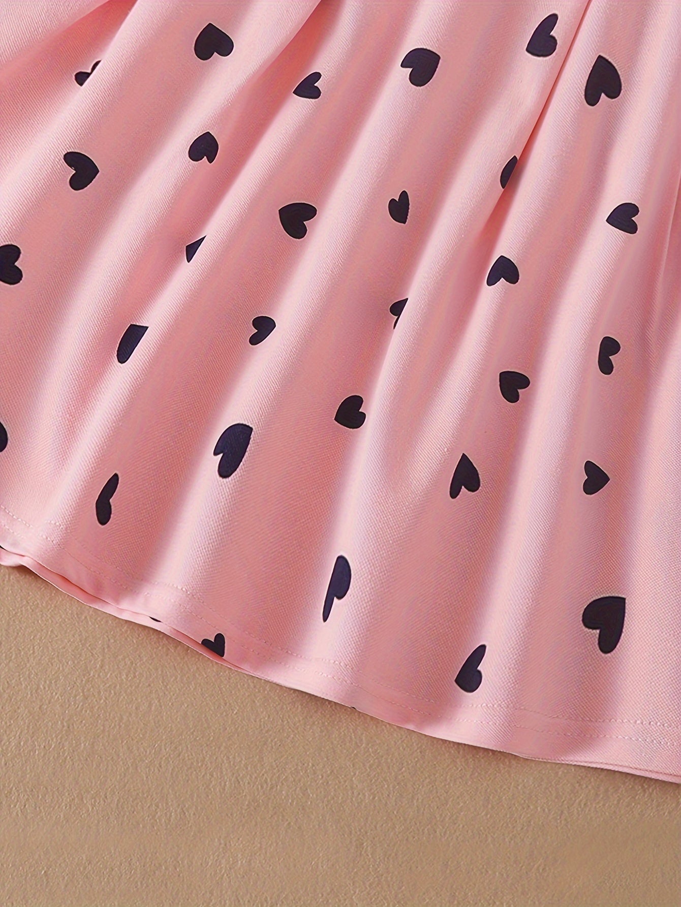 Qizlar uchun yozgi paxta aralashmatali ko'ylak, yurak naqshi, qisqa yenglar va tizzagacha - chiqishlar va maktab tadbirlari uchun mukammal.