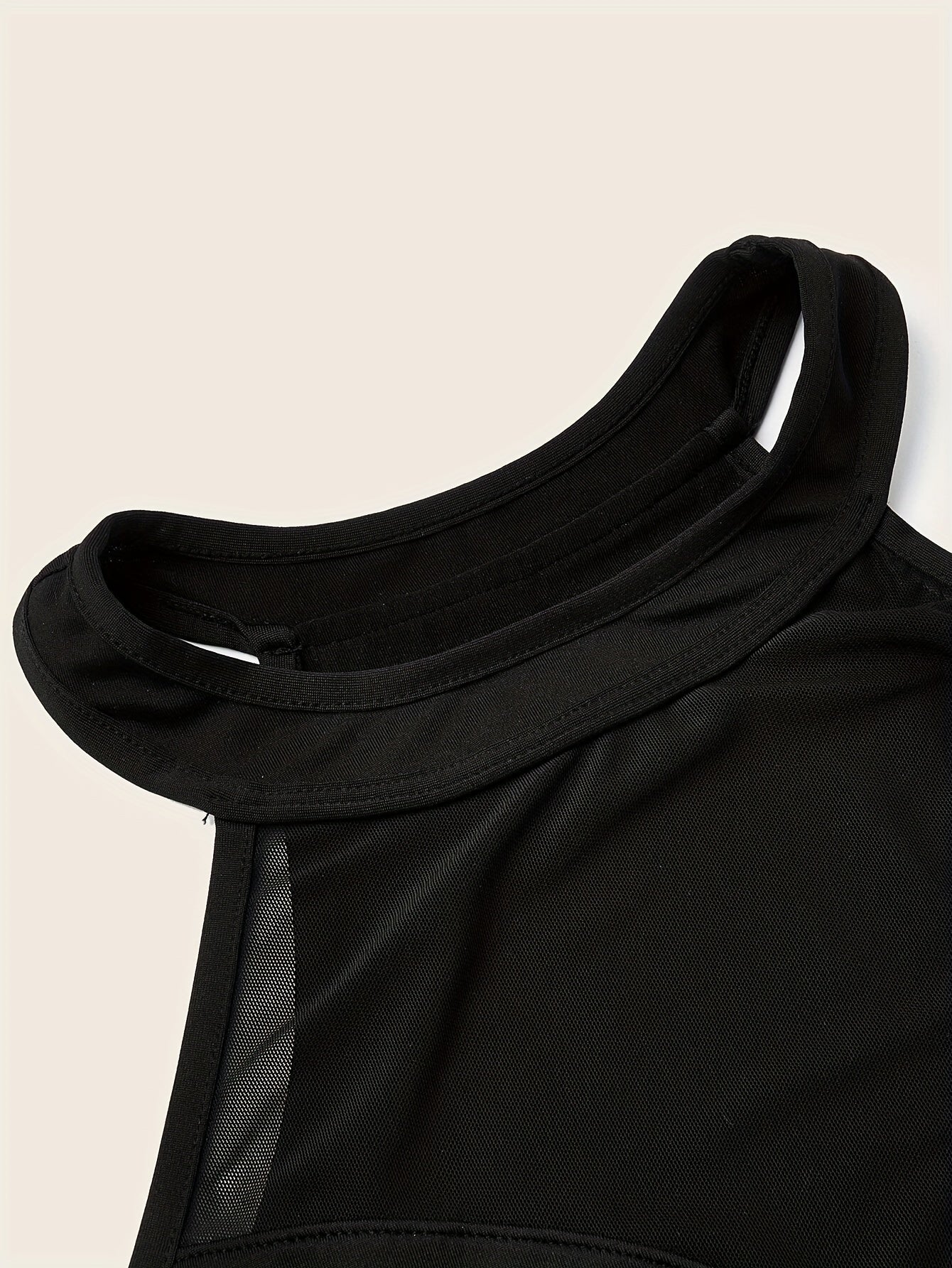 Элегантный топ на завязках с сетчатой спинкой и облегающим кроем, идеально подходит для летней носки и нижнего белья.