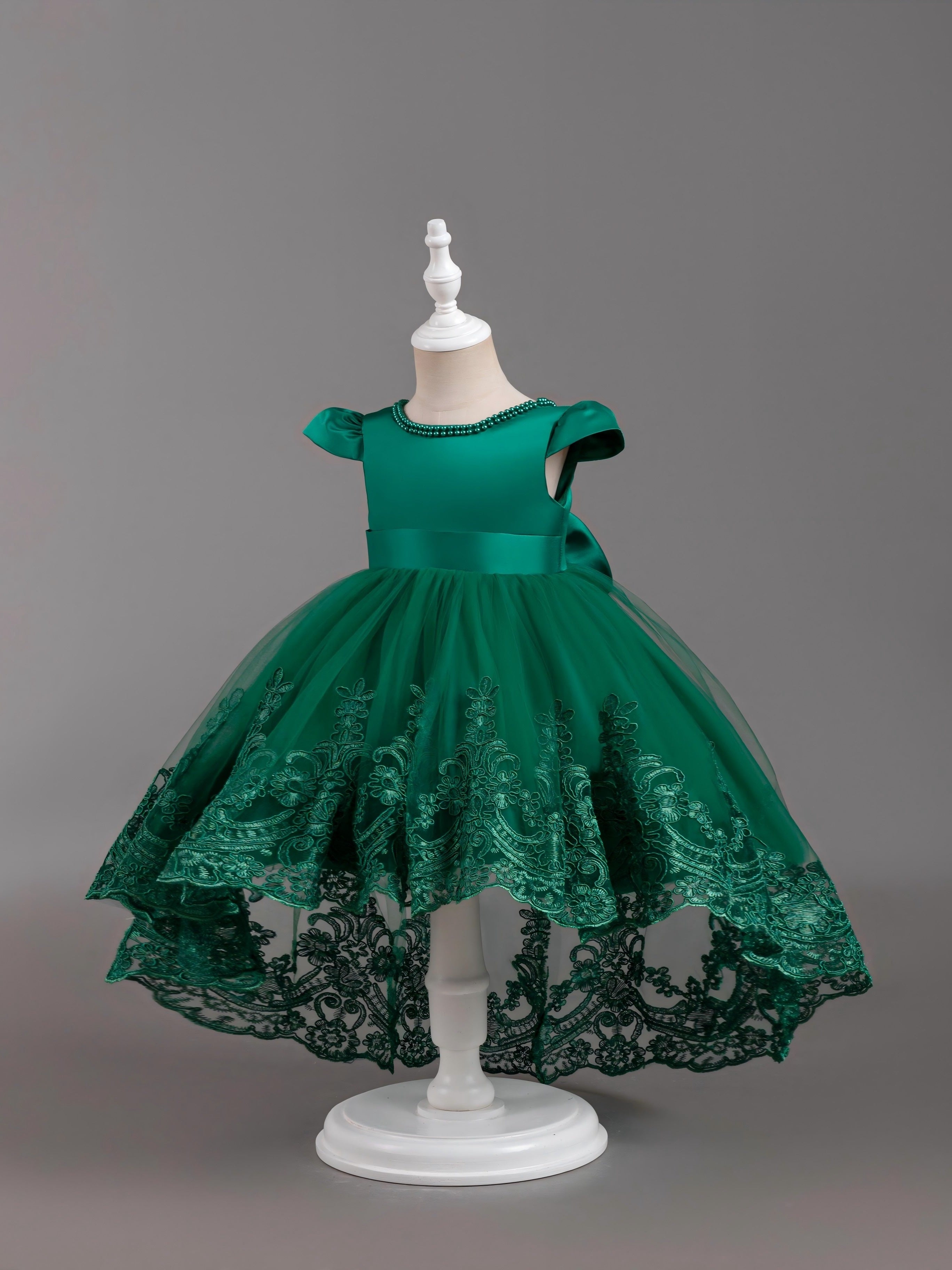 Sahna chiqishlari yoki tug'ilgan kun banketlari uchun mo'ljallangan, kap-shevikli, yuqori-pastki uslubidagi ajoyib dantel patchwork rasmiy ko'ylak.