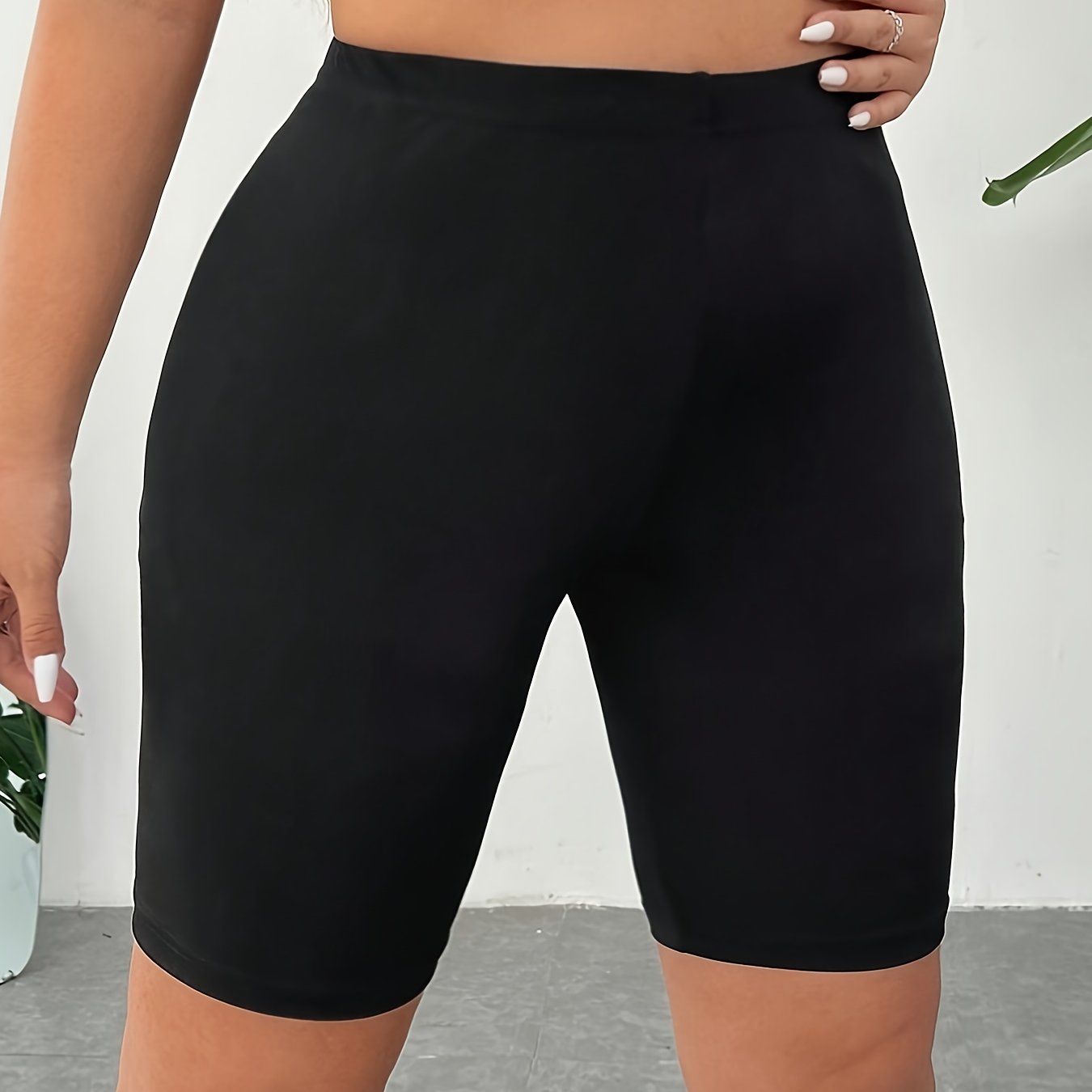 Plus o'lcham ayollar uchun to'liq rangli kundalik shortlar o'rtacha elastiklik bilan, barcha mavsumlar uchun