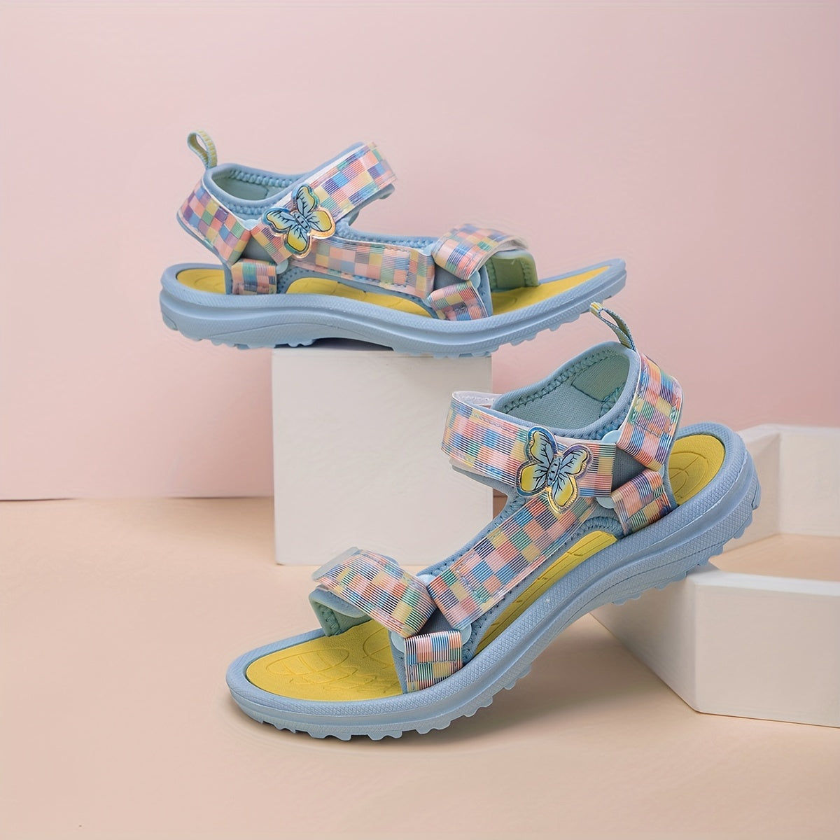 Sevimli qizlar uchun tekis naqshli sandallar, kapalak charm bilan, engil to'rli yuqori qismi, EVA tagligi, yopishqoq va halqa yopilishi. Plyaj yoki norasmiy kiyim uchun ideal, pushti rangda. Qulaylik uchun sozlanadigan tasma.