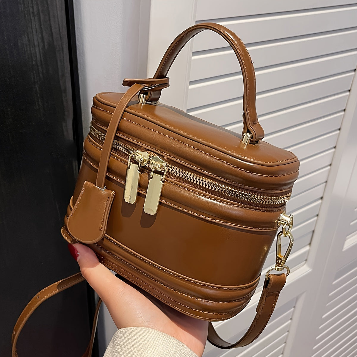 Elegant PU Messenger Bag with Adjustable Strap Zipper Closure for Office and Daily Use