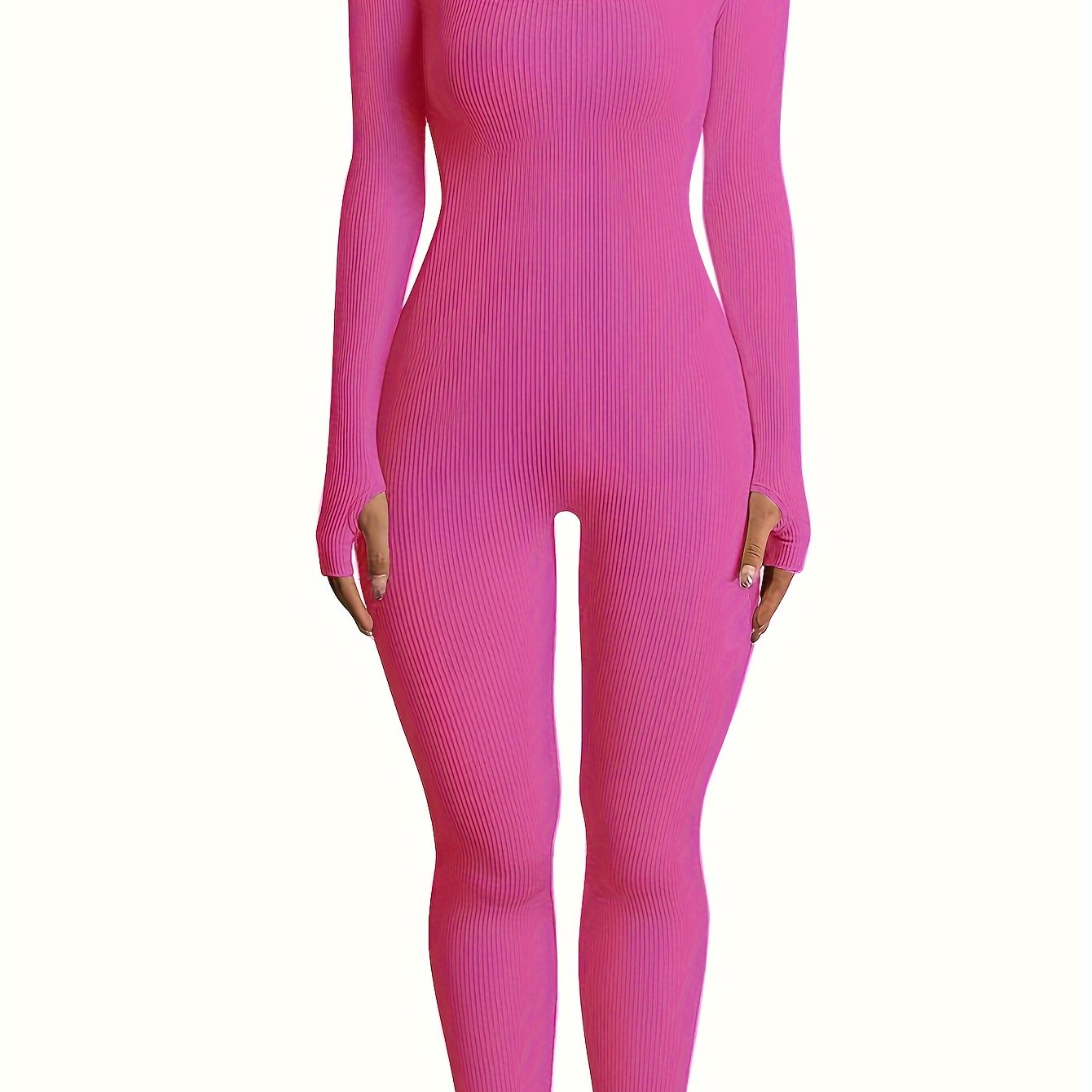 Вышитое платье элегантно висит на вешалке.