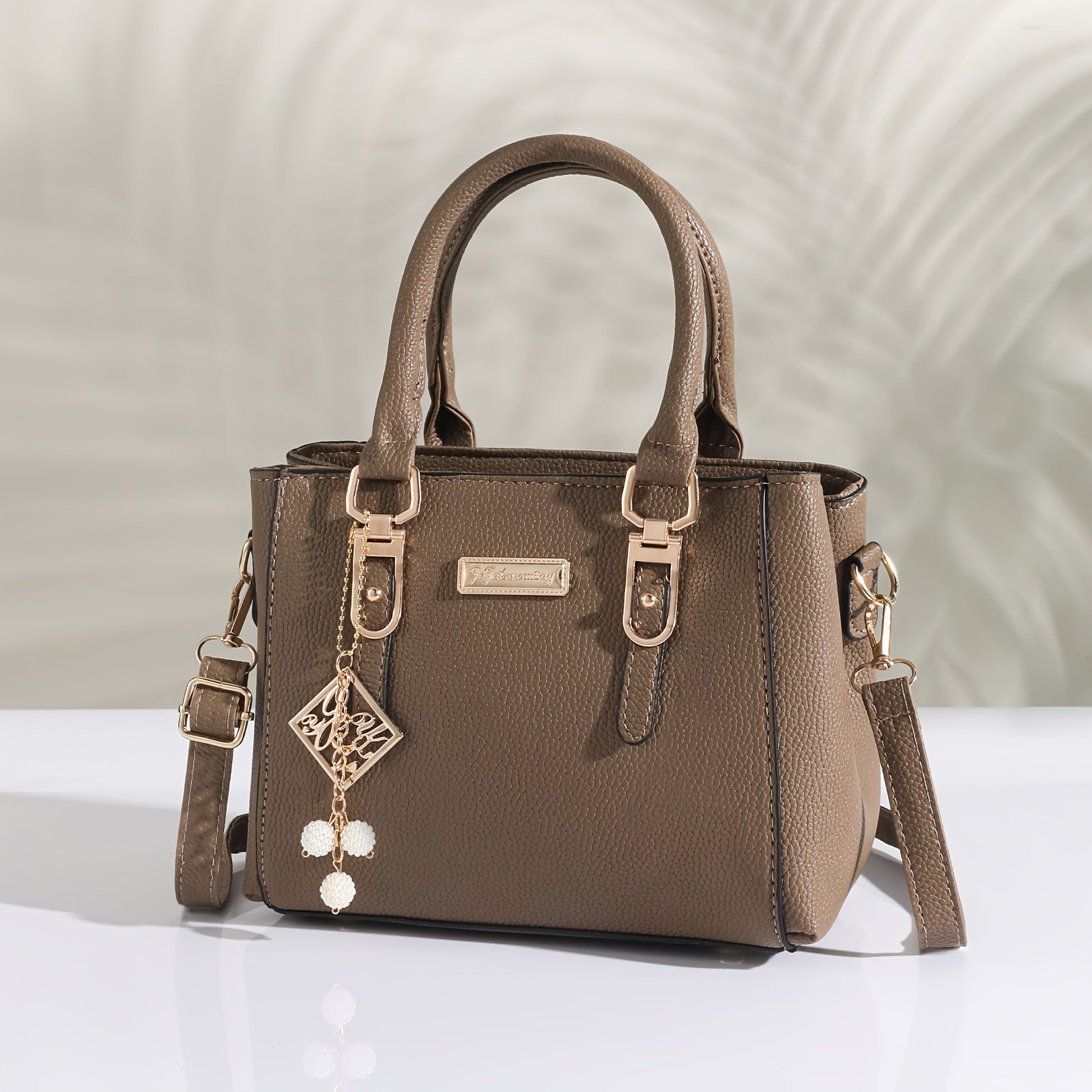 Katta qora to'plam, sozlanadigan yelka tasmasi bilan, minimalist dizayn, kundalik foydalanish yoki 14-fevral sovg'asi sifatida ideal.