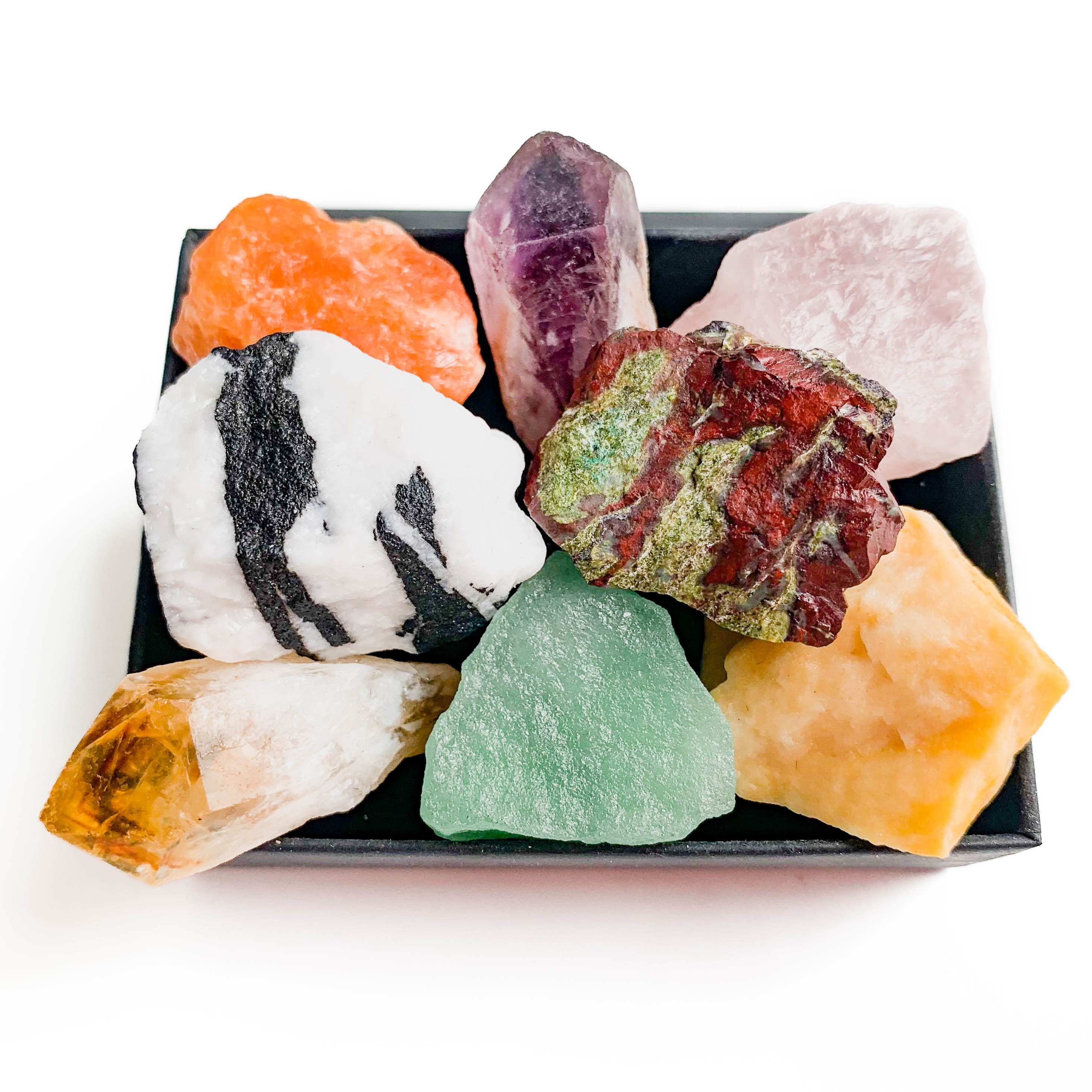 Набор из 8 крупных натуральных кристаллов и камней в коллекционной коробке из кристаллического гема