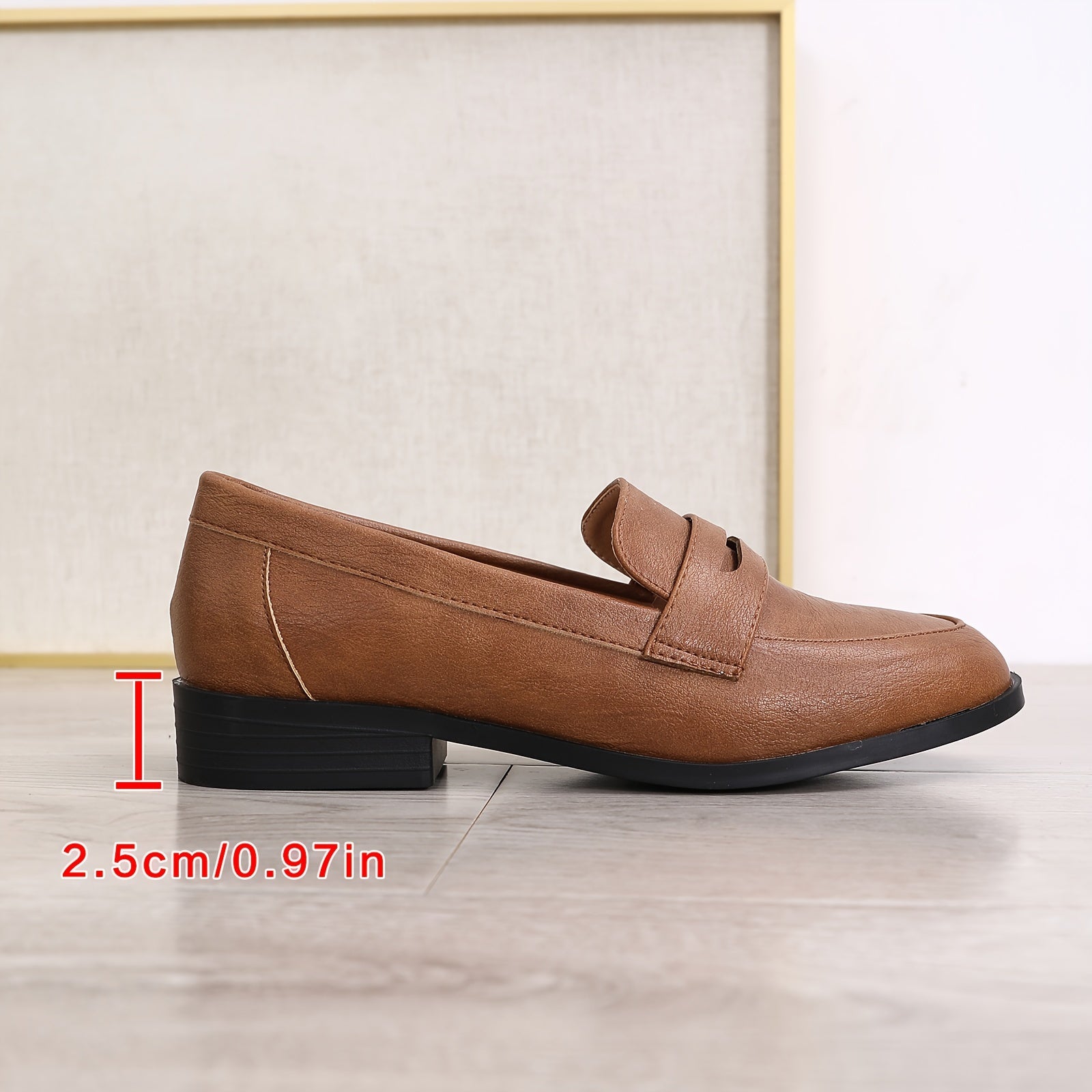 Ayollar uchun zamonaviy jigarrang slip-on loafers qulay dumaloq barmoq, tekis tovon va TPR taglik bilan parvarish qilish oson va barcha mavsumlarda kiyish uchun mo'ljallangan sun'iy charm haydovchi poyabzalni o'z ichiga oladi.