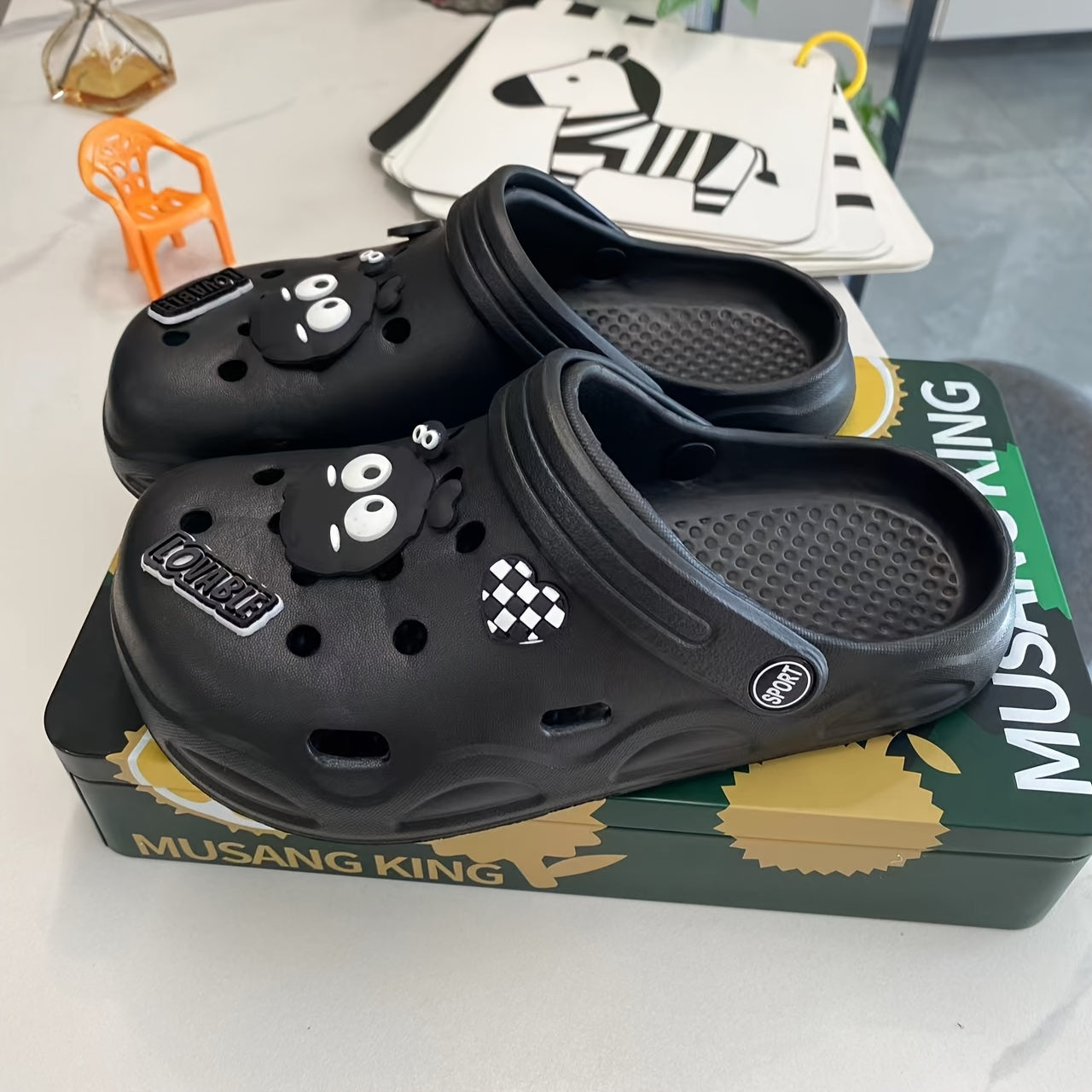 Женские пляжные туфли с милыми кошачьими украшениями, изготовленные из EVA-материала с нескользящей подошвой. Идеально подходят для пляжа, сада и домашней носки. Отличная идея для подарка на праздник. (Аксессуары не включены)