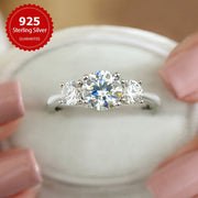 Ajoyib 1.6CT Mozambik to'y uzugi 3 ta olmos halqasi bilan, to'y halqasi, 925 sterling kumush va'da uzugi, abadiy uzuk, yubiley uzuki, 14-fevral sovg'asi. Ushbu nobut va hashamatli ayollar to'y zargarligi Mozambik toshining og'irligi bilan ajralib turadi.