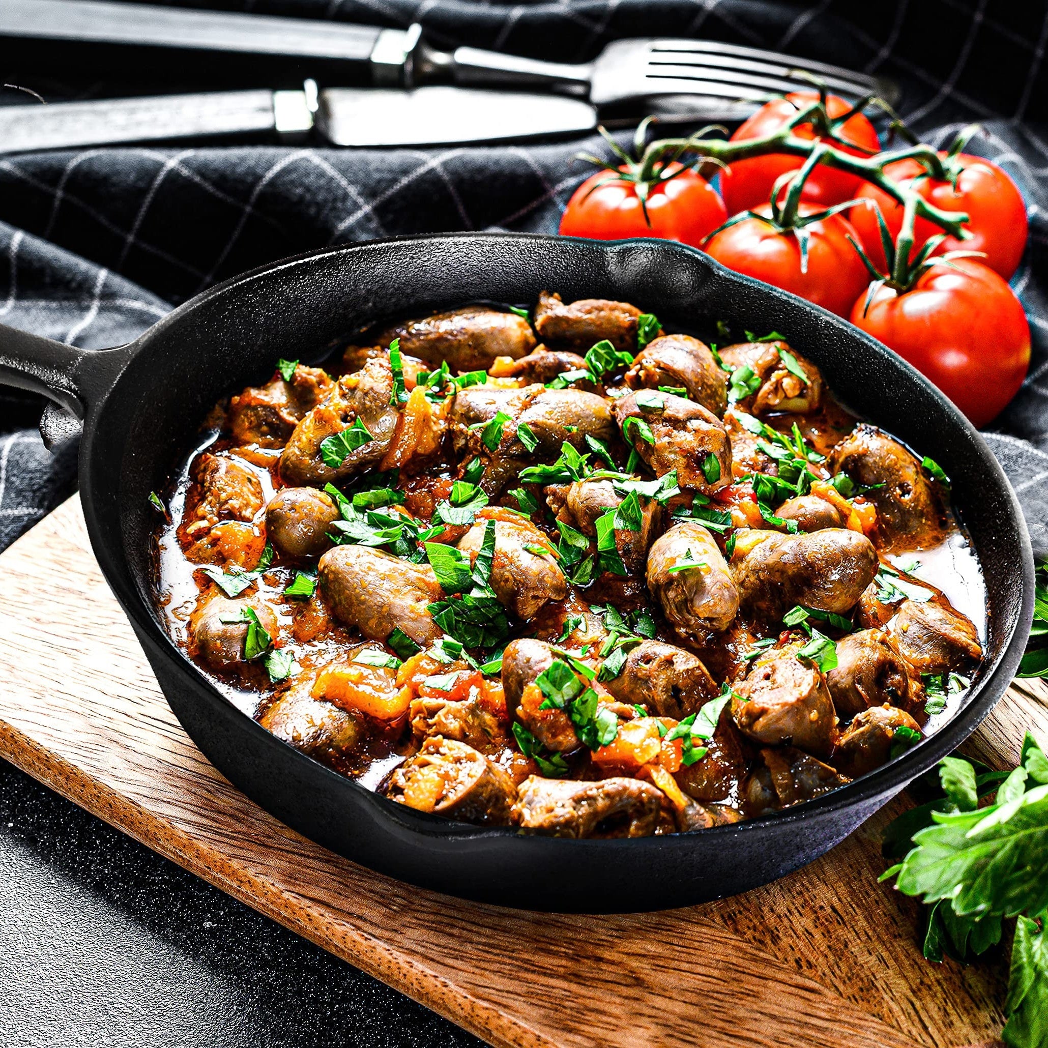 Набор из 3 предварительно закаленных чугунных сковород с удобными носиками для слива. Совместим с различными методами приготовления.