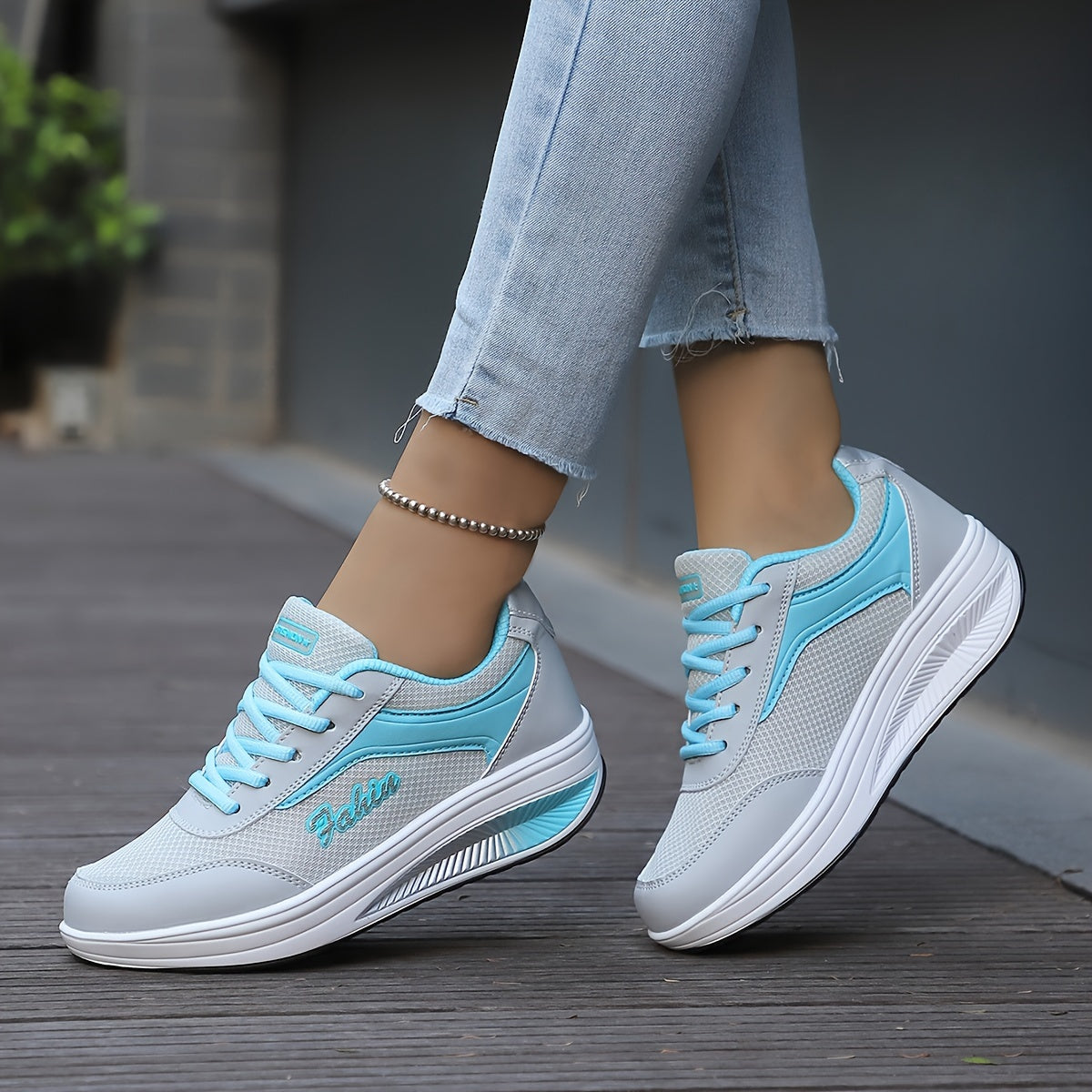 Women's Plus Size Breathable Mesh Platform Sneakers Lace-Up Low Top Sports Shoes