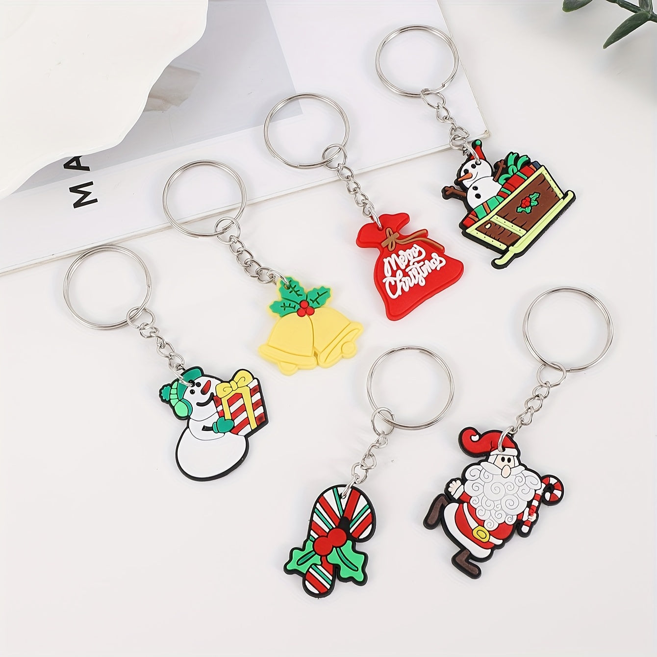 Лучший выбор: Набор из 45 рождественских мультяшных брелков, разнообразные дизайны из ПВХ - Идеально для подарков на вечеринках и подарков к началу учебного года