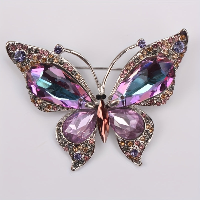Vintage uslubidagi Chic Butterfly brosh pin, rhinestone'lar bilan bezatilgan va notekis shaklga ega. Ayollar blazerlari va tashqi kiyimlari uchun mukammal moda aksessuari.