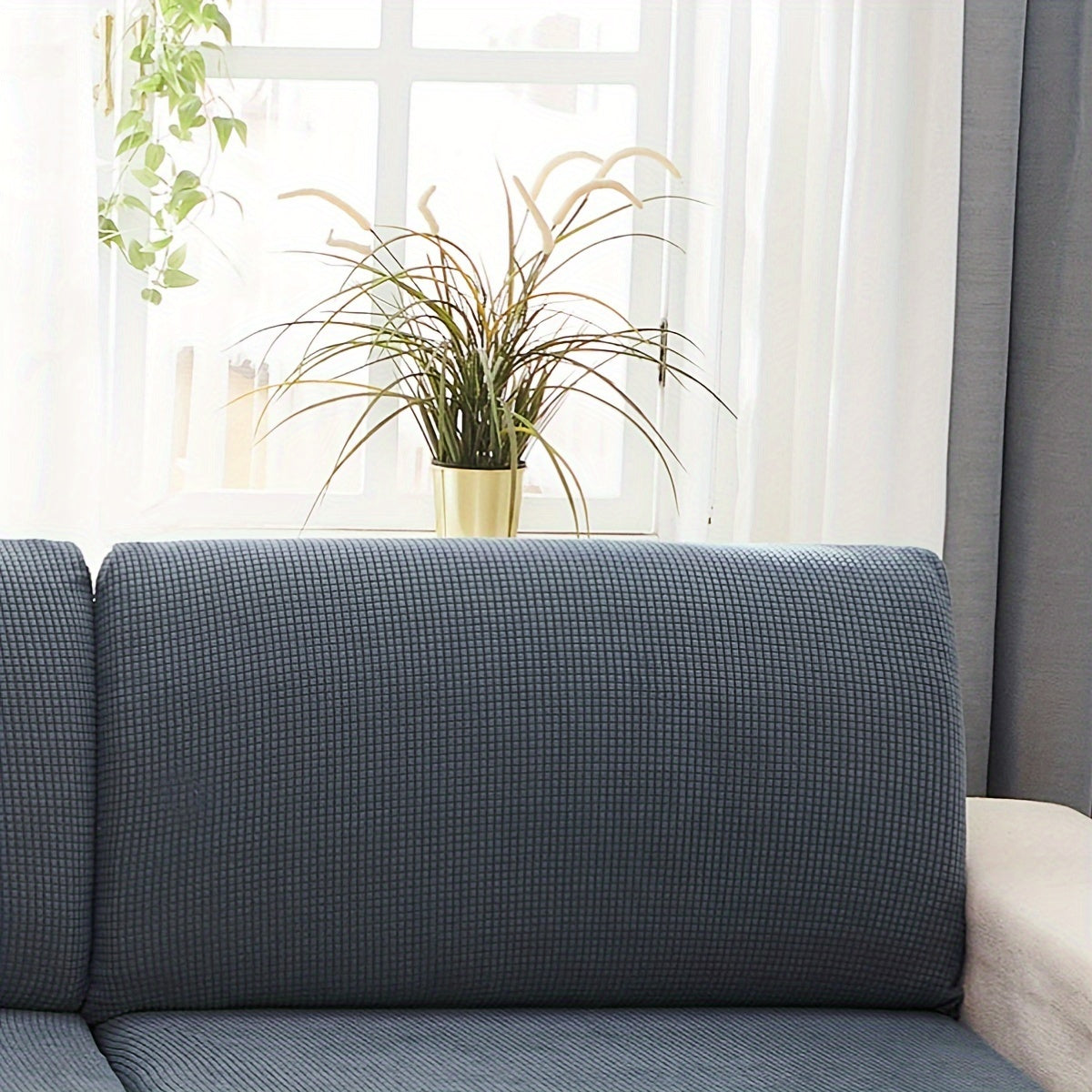 Надежный чехол для дивана защищает мебель от пролитий и пятен.