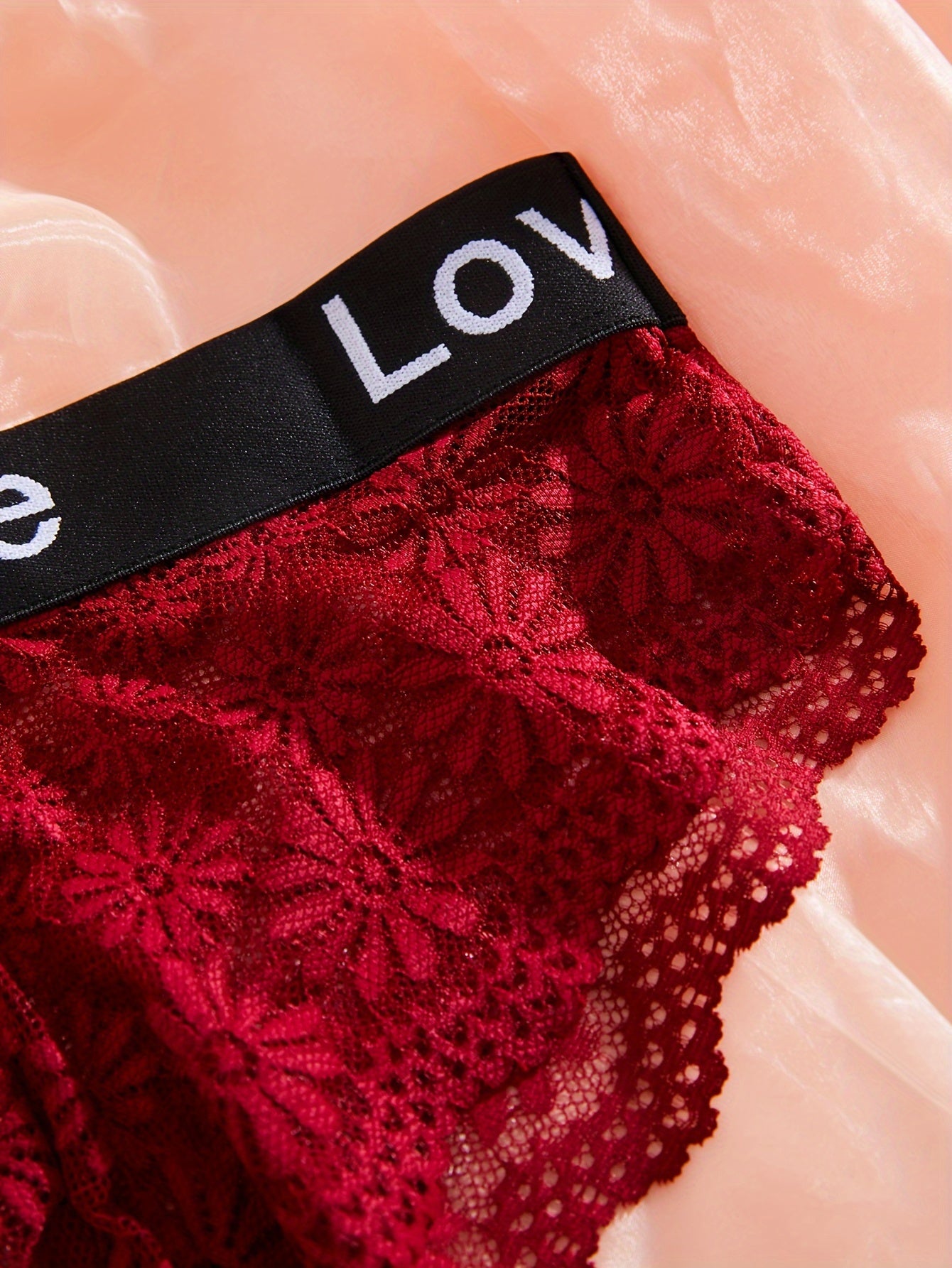 3 ta ichki kiyim to'plami: qarama-qarshi dantelli brassu va ichki kiyim, qirralari to'g'ri brassu va yozuvli ichki kiyim, ayollar uchun ichki kiyim