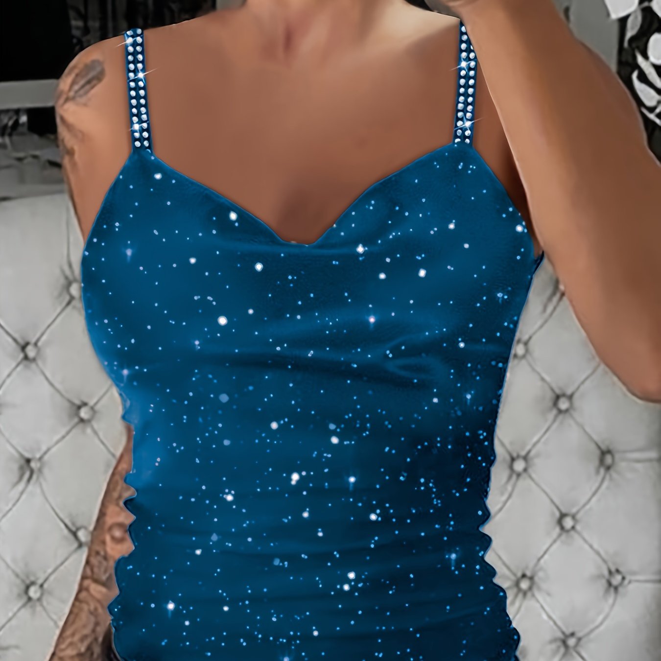 Qora sequinli kamisol, rhinestone bilan ta'minlangan poyafzal bilan, V-shaklli bo'yin, bezsiz yozgi ko'ylak