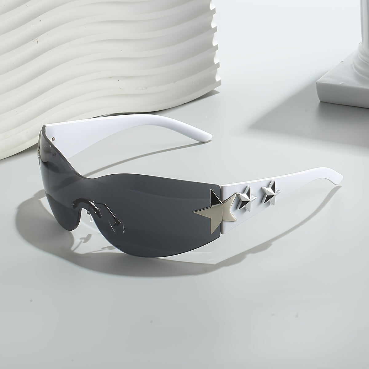 Gafas de moda unisex de gran tamaño con diseño futurista sin marco y decoraciones de estrellas