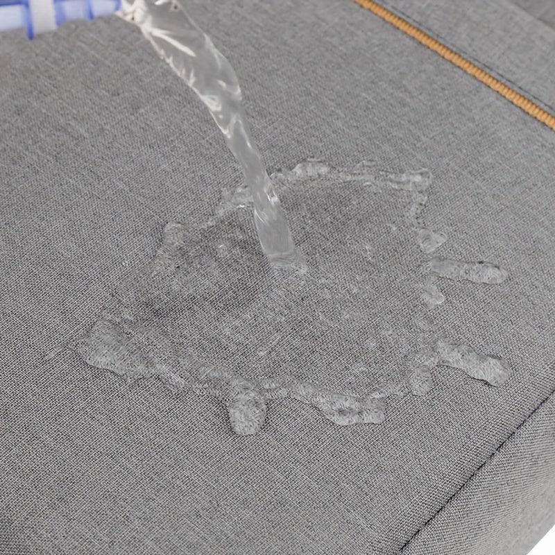 Seyohat va kundalik foydalanish uchun mos, erkaklar va ayollar uchun mo'ljallangan, mustahkam materiallardan tayyorlangan suv o'tkazmaydigan noutbuk xabarchi sumkasi.